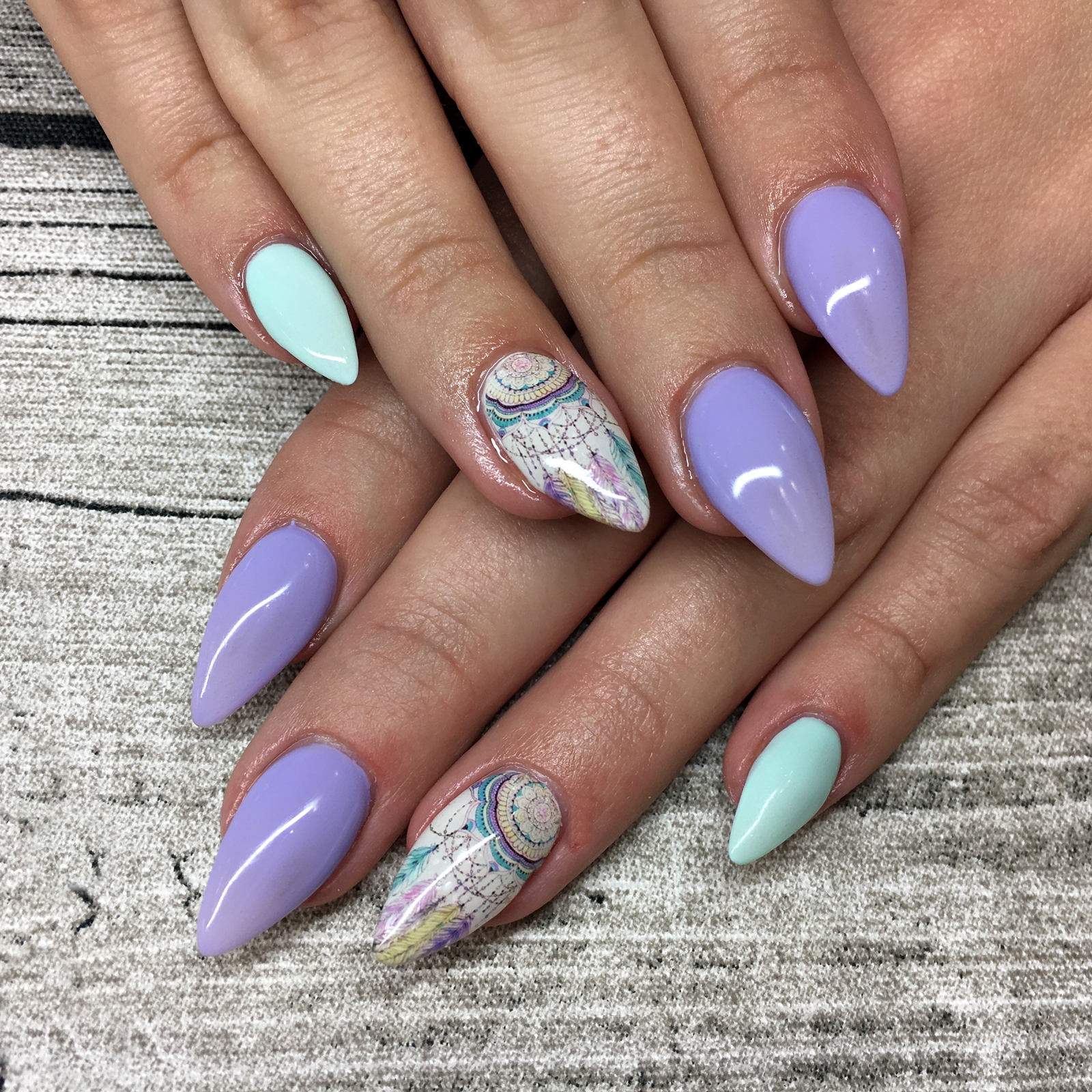 Nail Art Inspiration Spring Summer - Nageldesign für den Sommer - Nageldesign mit pastell Farben und Traumfänger Tattoo - Nägel auffällig gestalten - Fashionladyloves by Tamara Wagner