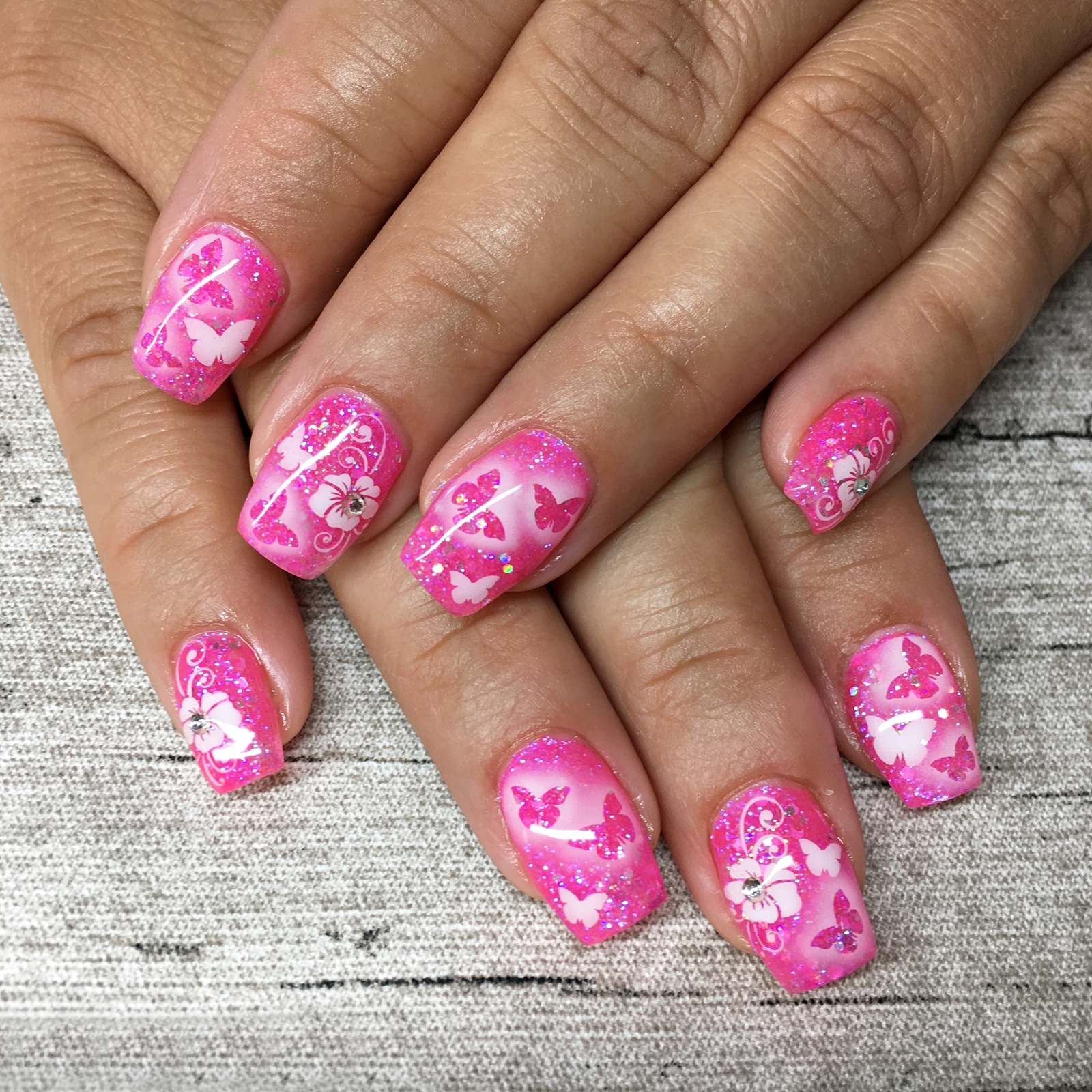 Nail Art Inspiration Spring Summer - Nageldesign für den Sommer - Nageldesign mit pinken Glitzer und Airbrush Blumen - Nägel auffällig gestalten - Fashionladyloves by Tamara Wagner