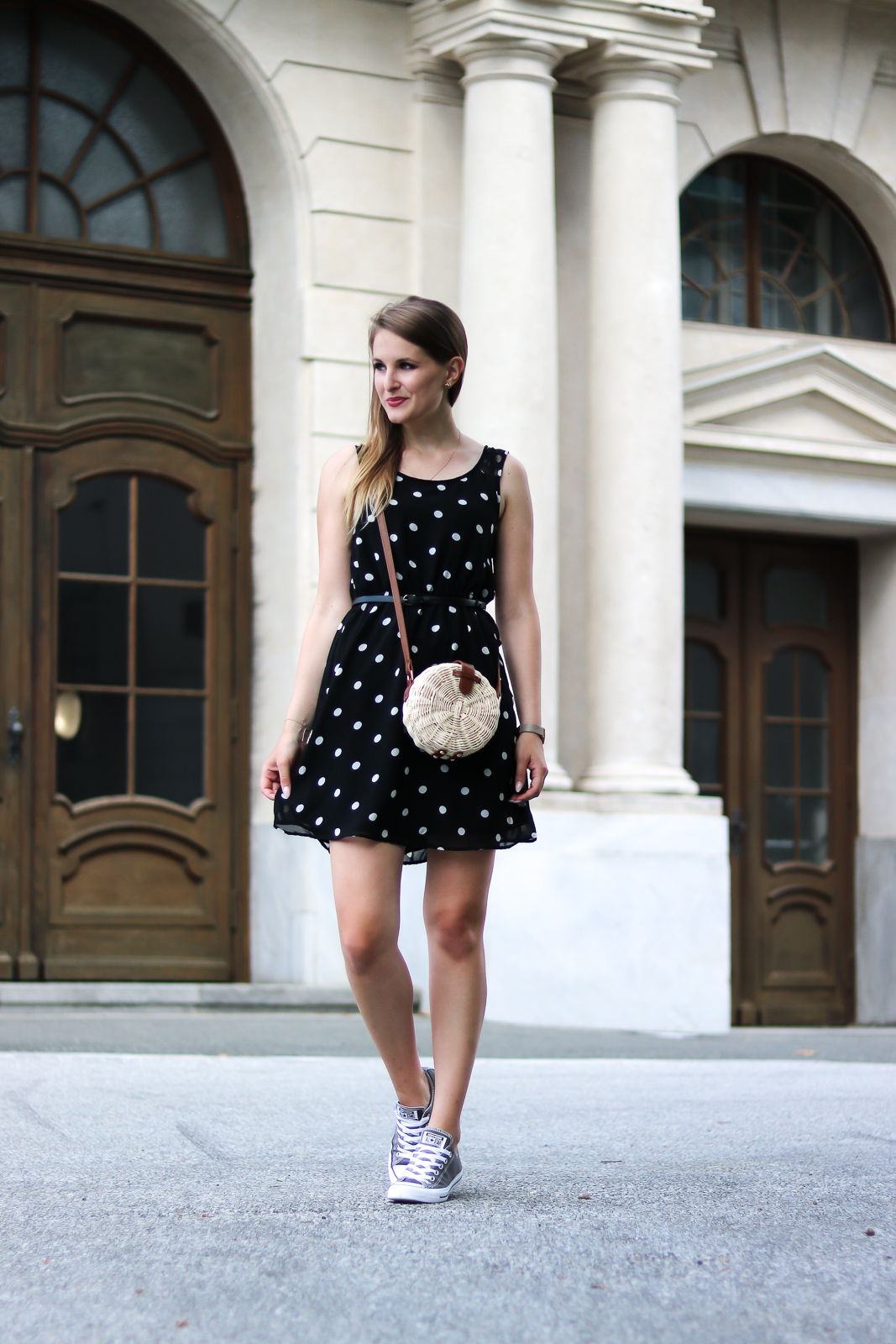 Sommertrend - Polka Dots und Korbtaschen - Polka Dots kombinieren - sommerliche Outfit Kombi mit Polka Dots Kleid und Korbtasche - Polka Dots Kleid und runde Korbtasche kombiniert mit Converse und Jeansjacke - elegantes Sommer Outfit - Fashionladyloves by Tamara Wagner - Fashion Blog - Modeblog