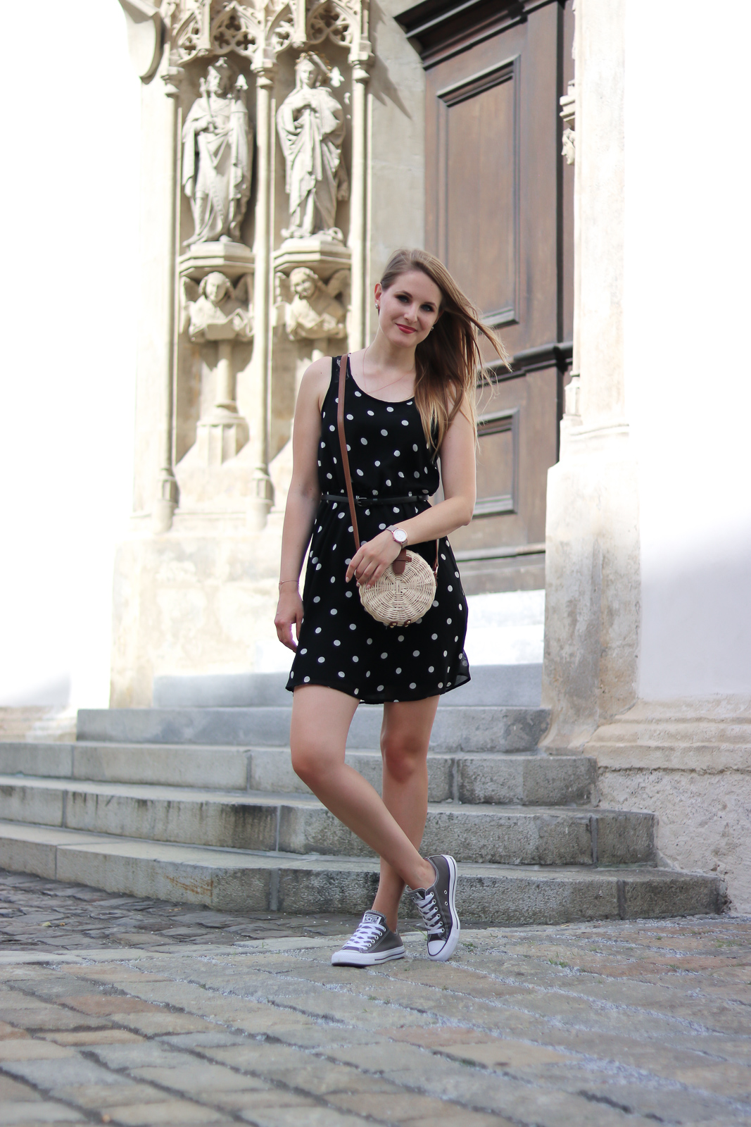 Sommertrend - Polka Dots und Korbtaschen - Polka Dots kombinieren - sommerliche Outfit Kombi mit Polka Dots Kleid und Korbtasche - Polka Dots Kleid und runde Korbtasche kombiniert mit Converse und Jeansjacke - elegantes Sommer Outfit - Fashionladyloves by Tamara Wagner - Fashion Blog - Modeblog