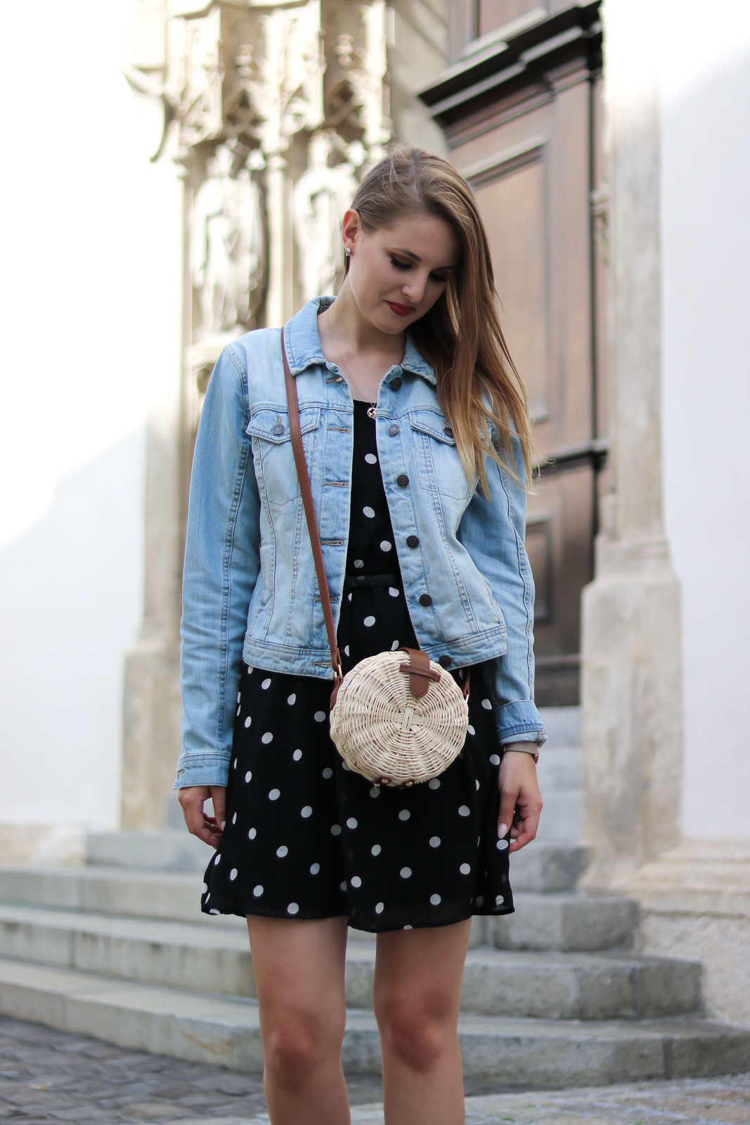 Sommertrend - Polka Dots und Korbtaschen - Polka Dots kombinieren - sommerliche Outfit Kombi mit Polka Dots Kleid und Korbtasche - Polka Dots Kleid und runde Korbtasche kombiniert mit Converse und Jeansjacke - elegantes Sommer Outfit - Fashionladyloves by Tamara Wagner - Fashion Blog - Modeblog