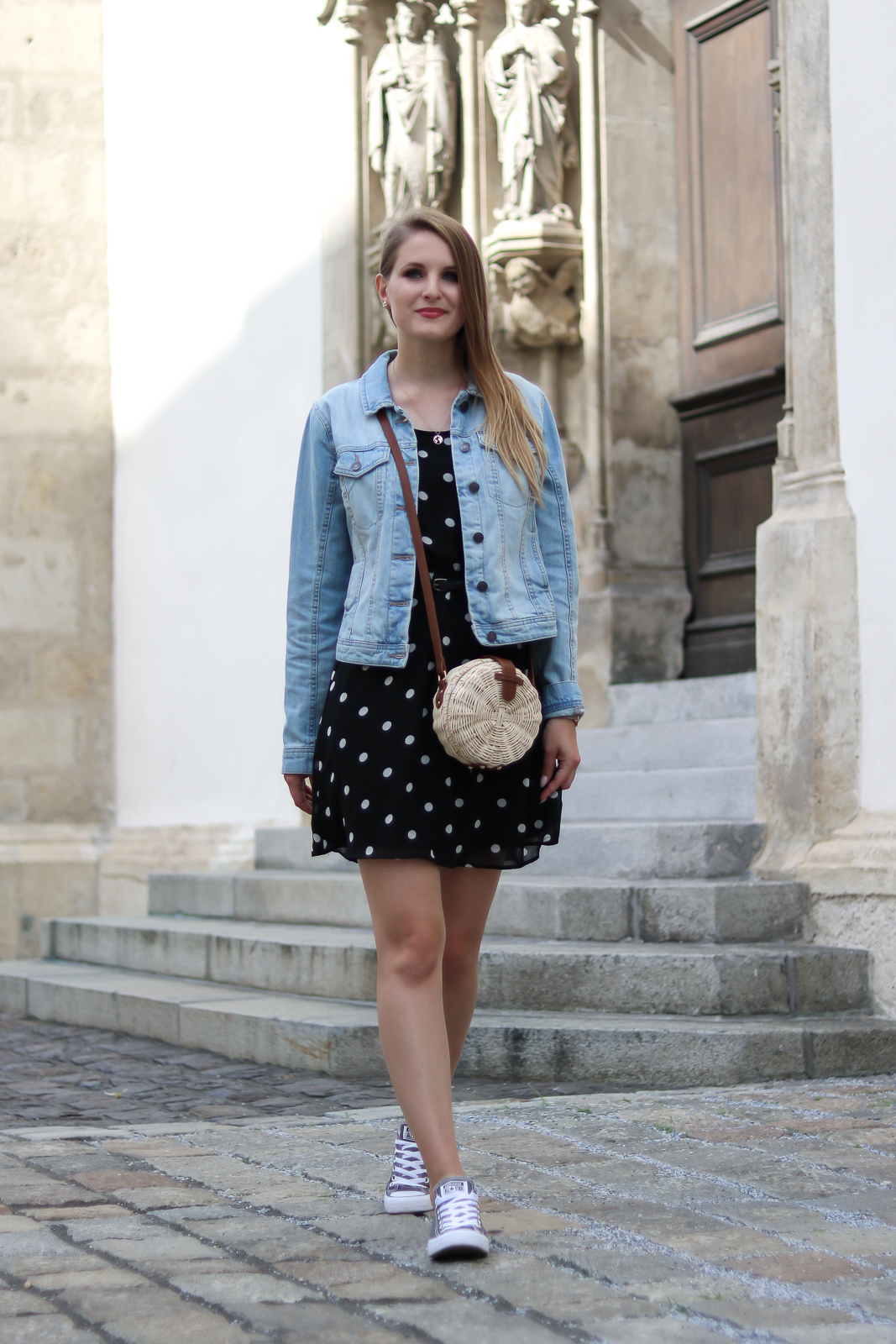 Sommertrend - Polka Dots und Korbtaschen - Polka Dots kombinieren - sommerliche Outfit Kombi mit Polka Dots Kleid und Korbtasche - Polka Dots Kleid und runde Korbtasche kombiniert mit Converse und Jeansjacke - elegantes Sommer Outfit - Fashionladyloves by Tamara Wagner - Fashion Blog - Modeblog