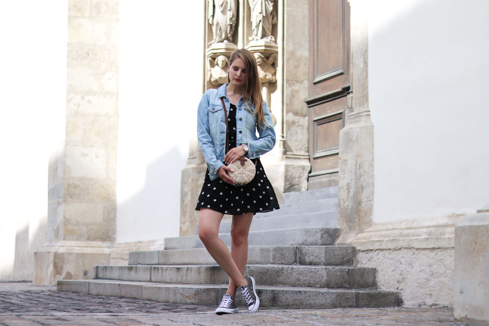 Sommertrend - Polka Dots und Korbtaschen - Polka Dots kombinieren - sommerliche Outfit Kombi mit Polka Dots Kleid und Korbtasche - Polka Dots Kleid und runde Korbtasche kombiniert mit Converse und Jeansjacke - elegantes Sommer Outfit - Fashionladyloves by Tamara Wagner - Fashion Blog - Modeblog