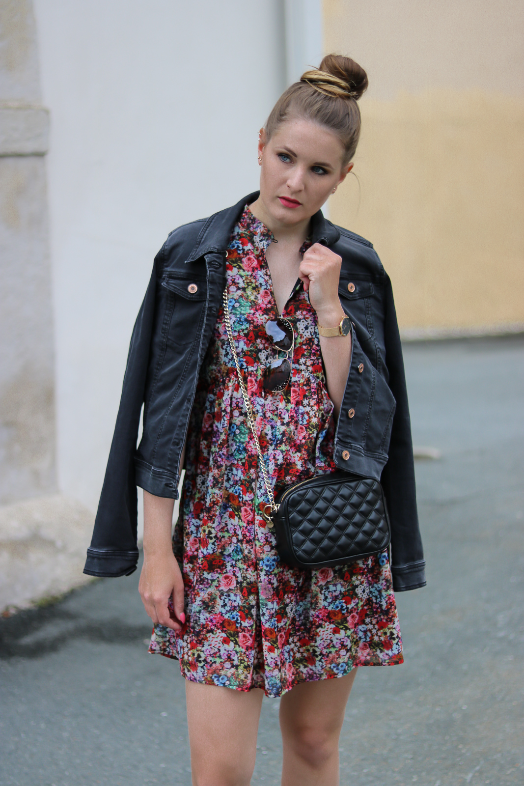 Summer is calling - Das Blumenkleid für jeden Anlass - Sommeroutfit - Look für den Sommer - Kleid und Sneakers kombinieren - Blumenkleid kombinieren - Day to Night Look - Fashionladyloves by Tamara Wagner Modeblog aus Graz - Fashion Blog aus Österreich