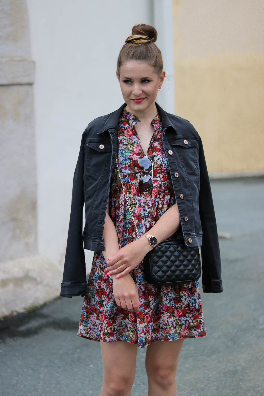 Summer is calling - Das Blumenkleid für jeden Anlass - Sommeroutfit - Look für den Sommer - Kleid und Sneakers kombinieren - Blumenkleid kombinieren - Day to Night Look - Fashionladyloves by Tamara Wagner Modeblog aus Graz - Fashion Blog aus Österreich