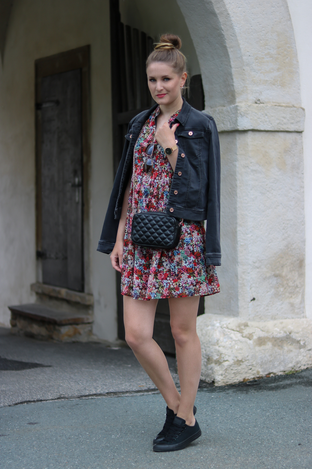 Summer is calling - Das Blumenkleid für jeden Anlass - Sommeroutfit - Look für den Sommer - Kleid und Sneakers kombinieren - Blumenkleid kombinieren - Day to Night Look - Fashionladyloves by Tamara Wagner Modeblog aus Graz - Fashion Blog aus Österreich