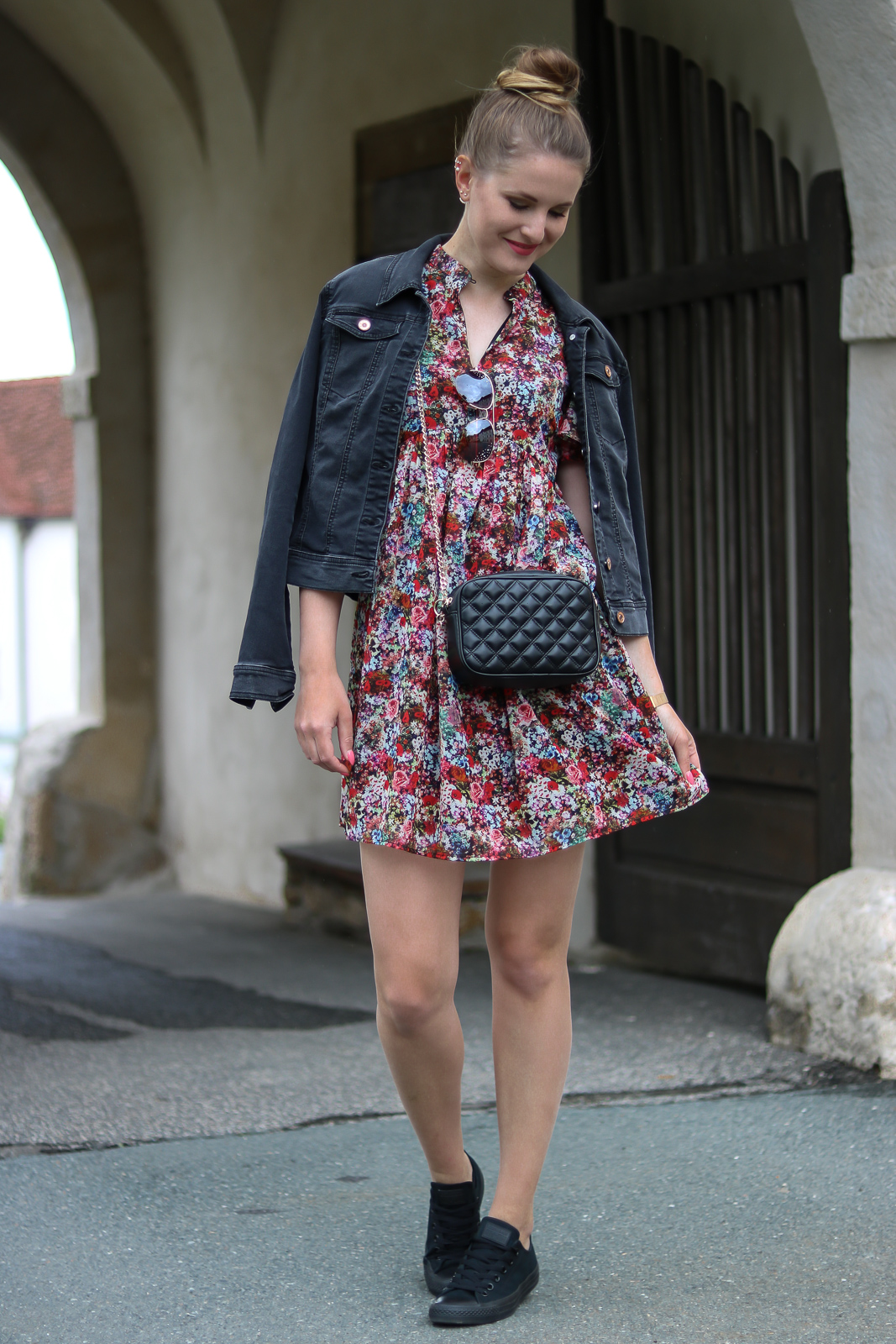Summer is calling - Das Blumenkleid für jeden Anlass - Sommeroutfit - Look für den Sommer - Kleid und Sneakers kombinieren - Blumenkleid kombinieren - Day to Night Look - Fashionladyloves by Tamara Wagner Modeblog aus Graz - Fashion Blog aus Österreich