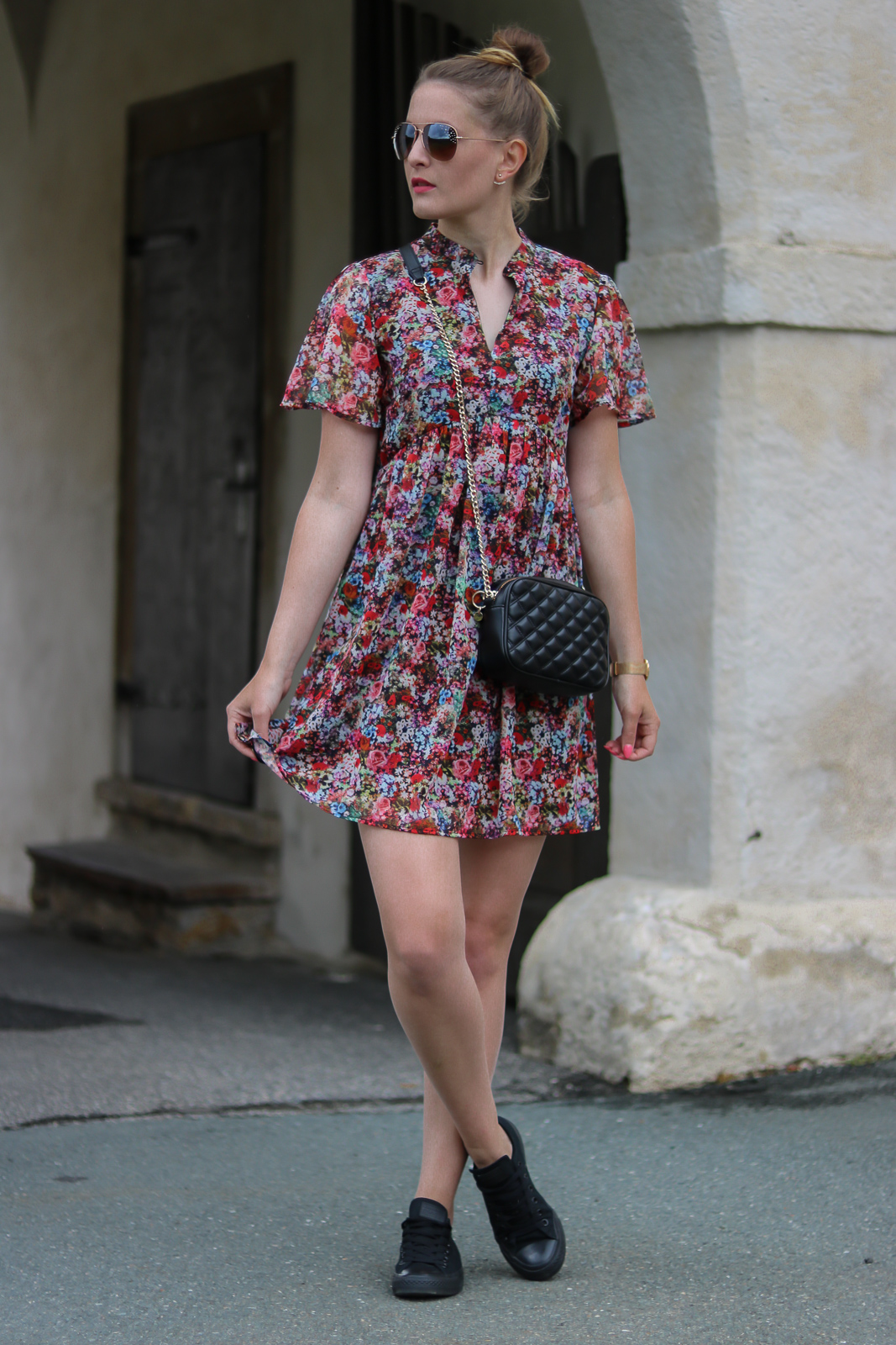 Summer is calling - Das Blumenkleid für jeden Anlass - Sommeroutfit - Look für den Sommer - Kleid und Sneakers kombinieren - Blumenkleid kombinieren - Day to Night Look - Fashionladyloves by Tamara Wagner Modeblog aus Graz - Fashion Blog aus Österreich