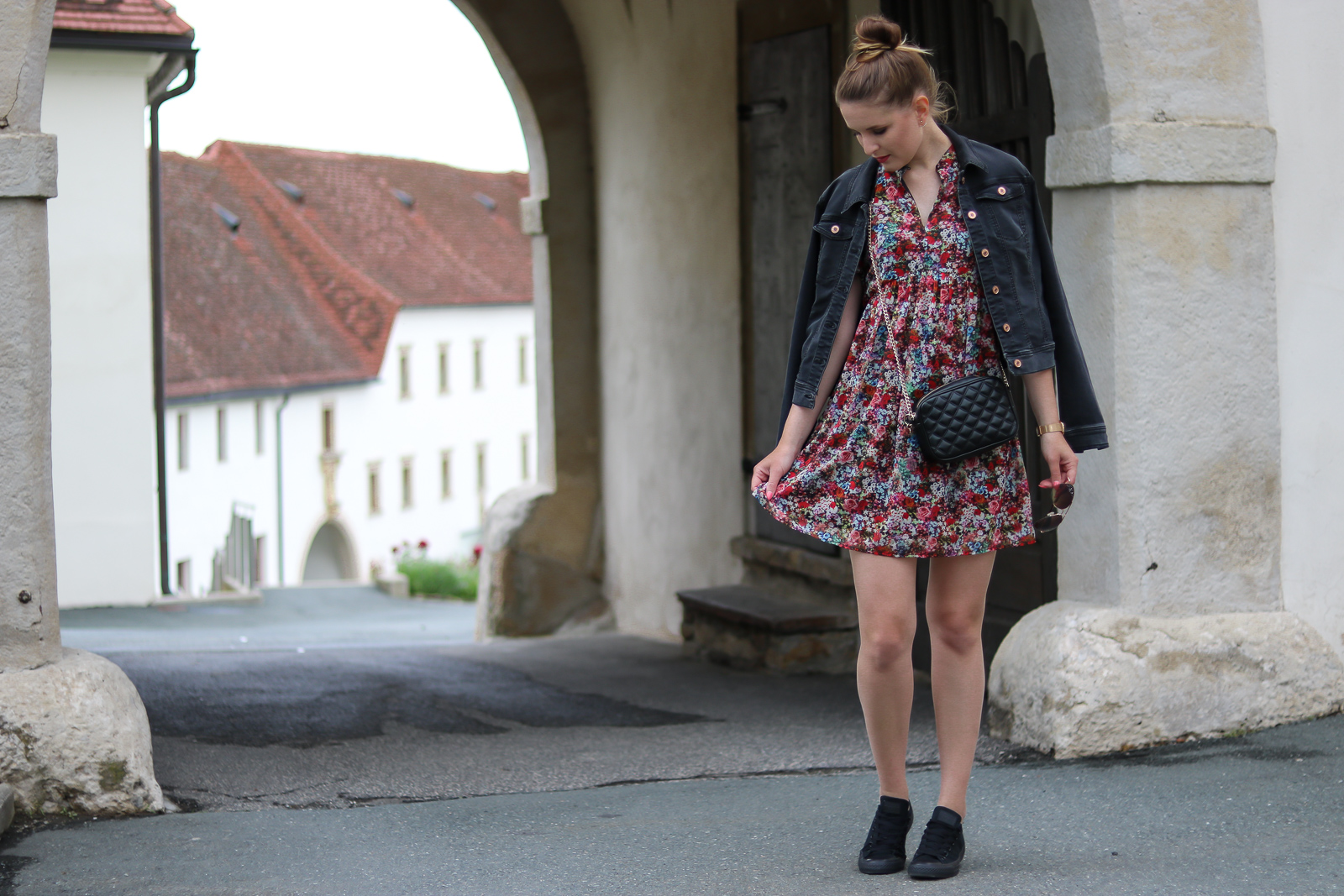 Summer is calling - Das Blumenkleid für jeden Anlass - Sommeroutfit - Look für den Sommer - Kleid und Sneakers kombinieren - Blumenkleid kombinieren - Day to Night Look - Fashionladyloves by Tamara Wagner Modeblog aus Graz - Fashion Blog aus Österreich