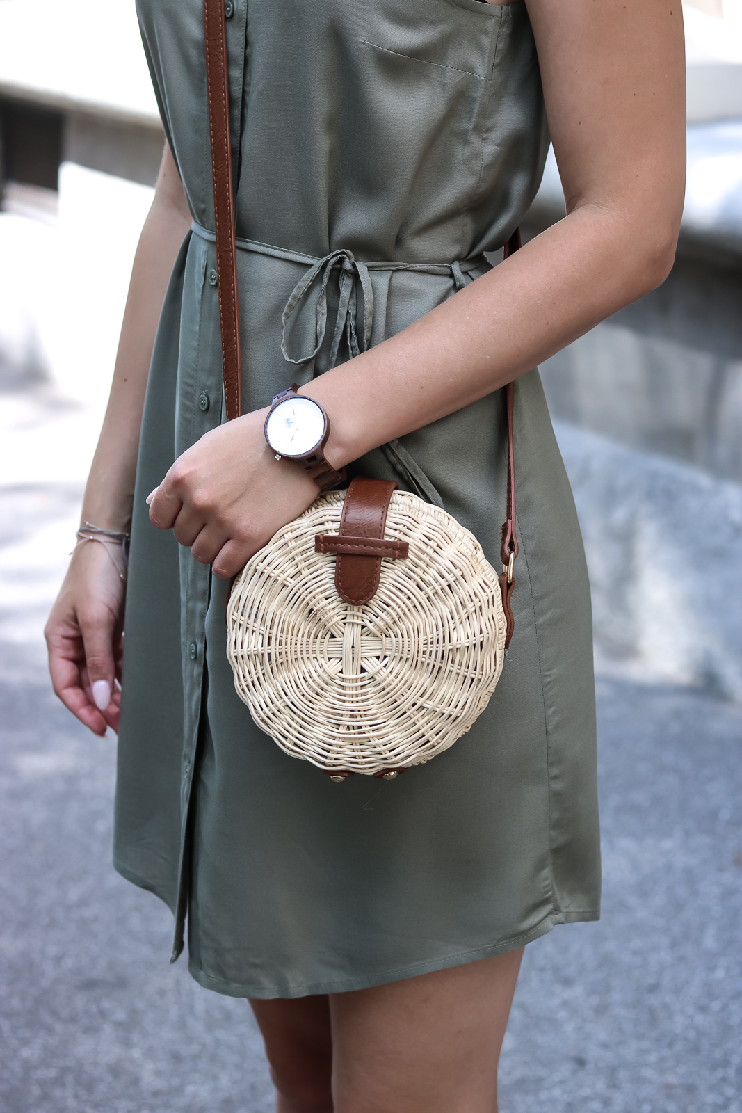 Safari Style meets City - Olivgrüne Kleidung kombinieren - Safari Look Outfit Kombination - Grünes Kleid kombiniert mit Korbtasche und Sandalen - Modetipps - Fashionladyloves by Tamara Wagner - Fashionblog - Mode Blog 