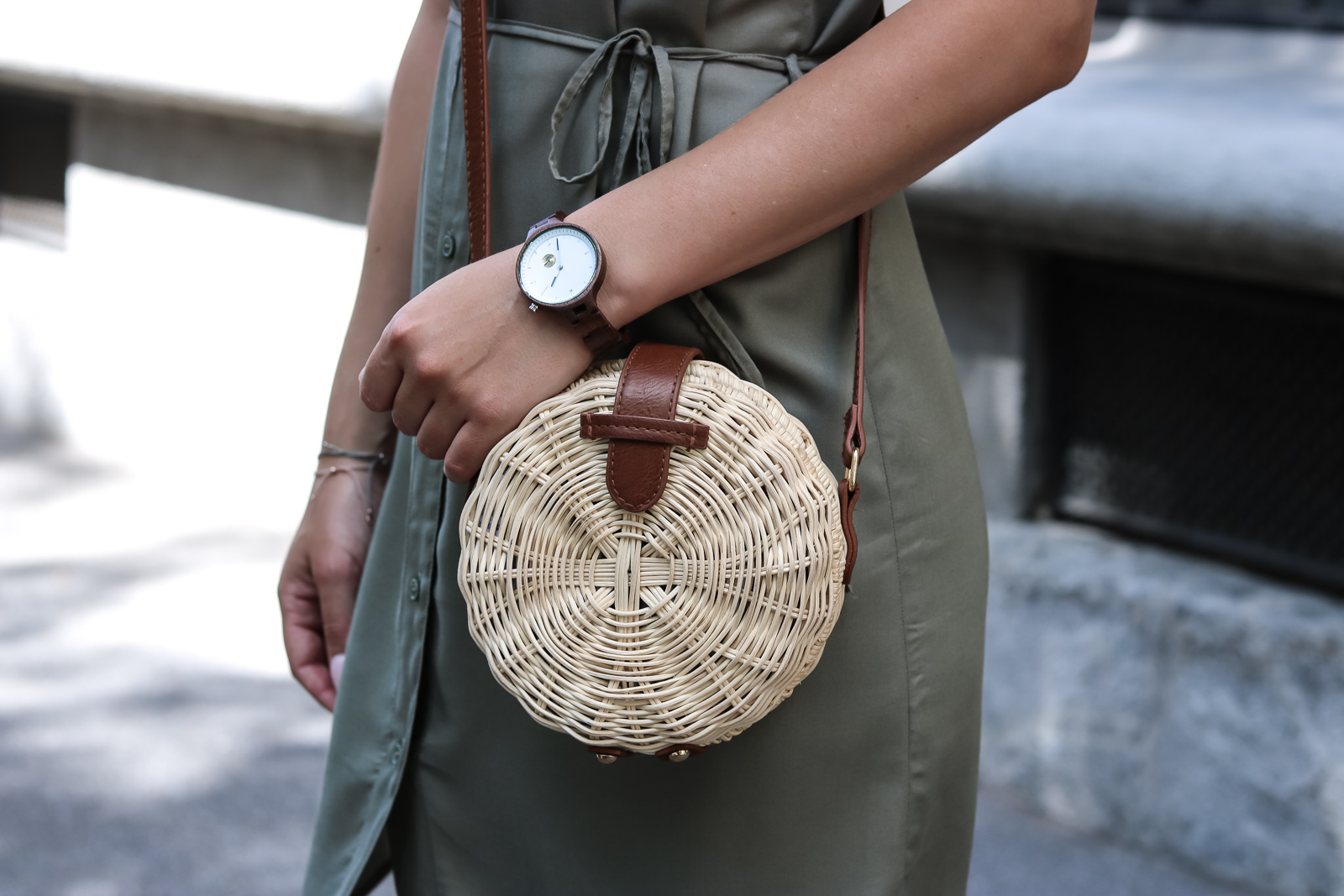 Safari Style meets City - Olivgrüne Kleidung kombinieren - Safari Look Outfit Kombination - Grünes Kleid kombiniert mit Korbtasche und Sandalen - Modetipps - Fashionladyloves by Tamara Wagner - Fashionblog - Mode Blog 