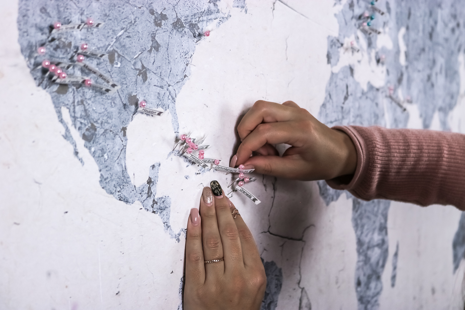 DIY: Reisekarte - Weltkarte zum aufhängen und kennzeichnen - DIY Reisekarte - Reisekarte zum kennzeichnen von Ländern - Reisekarte Bild auf Kork - Weltkarte zum kennzeichnen mit Nadeln selber machen - Reisekarte selber machen - Fashionladyloves by Tamara Wagner-Lifestyleblog