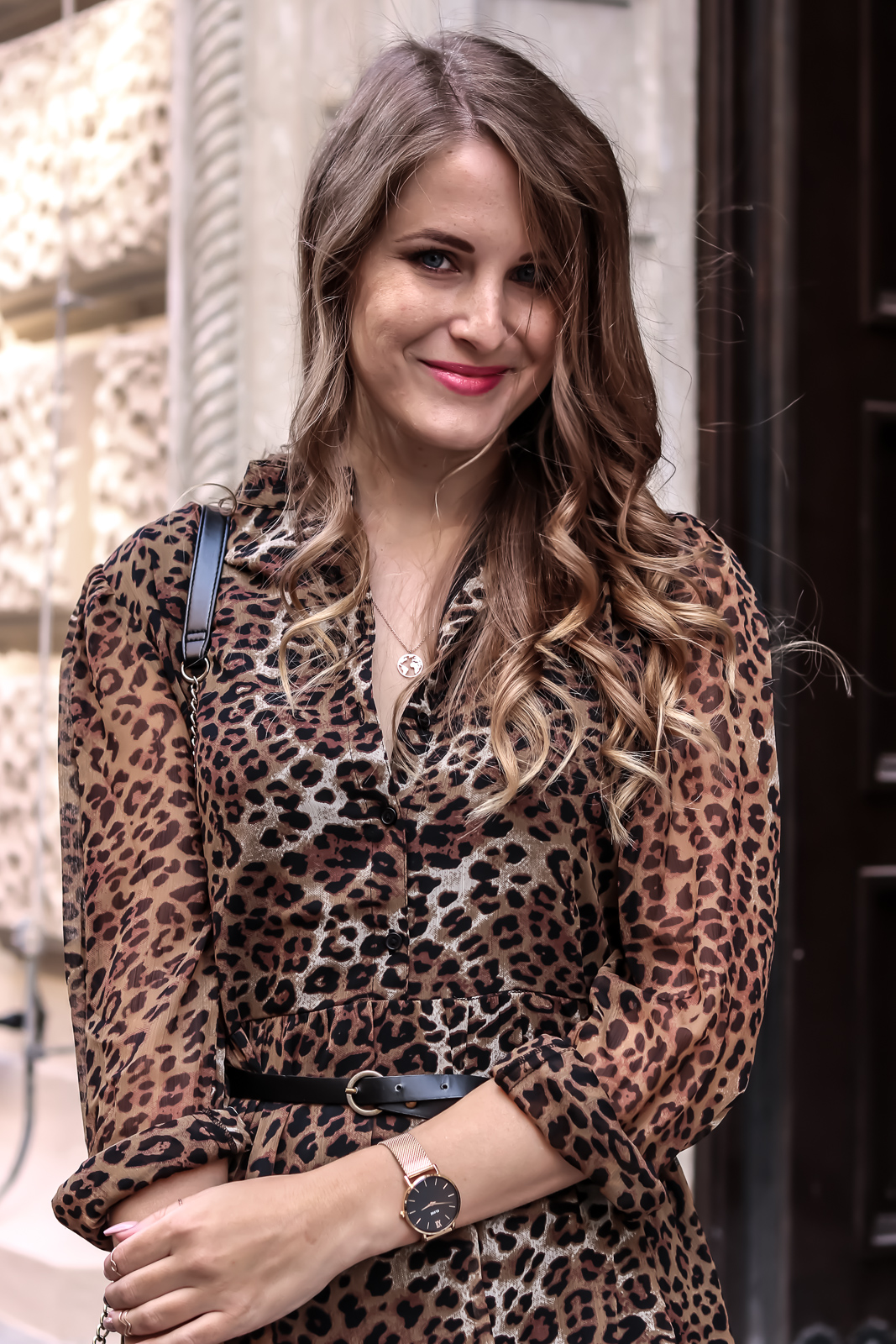 Der Animal-Print Trend - Styling Tipps für den Alltag - Leo Look Kleid kombinieren - Outfit - Herbsttrend - Outfit Kombination für den Herbst - schönes Herbst Outfit - Herbstmode - Tigerkleid Lederleggings Boots -Fashionladyloves by Tamara Wagner - Mode Blog - Fashionblog