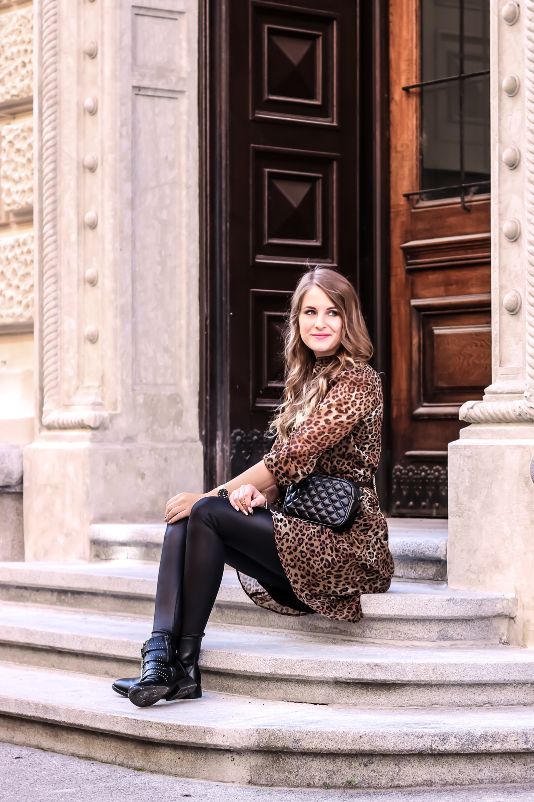 Der Animal-Print Trend - Styling Tipps für den Alltag - Leo Look Kleid kombinieren - Outfit - Herbsttrend - Outfit Kombination für den Herbst - schönes Herbst Outfit - Herbstmode - Tigerkleid Lederleggings Boots -Fashionladyloves by Tamara Wagner - Mode Blog - Fashionblog