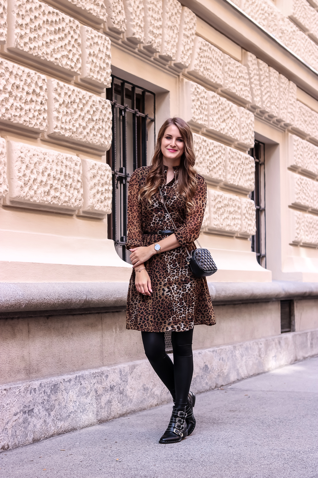 Der Animal-Print Trend - Styling Tipps für den Alltag - Leo Look Kleid kombinieren - Outfit - Herbsttrend - Outfit Kombination für den Herbst - schönes Herbst Outfit - Herbstmode - Tigerkleid Lederleggings Boots -Fashionladyloves by Tamara Wagner - Mode Blog - Fashionblog