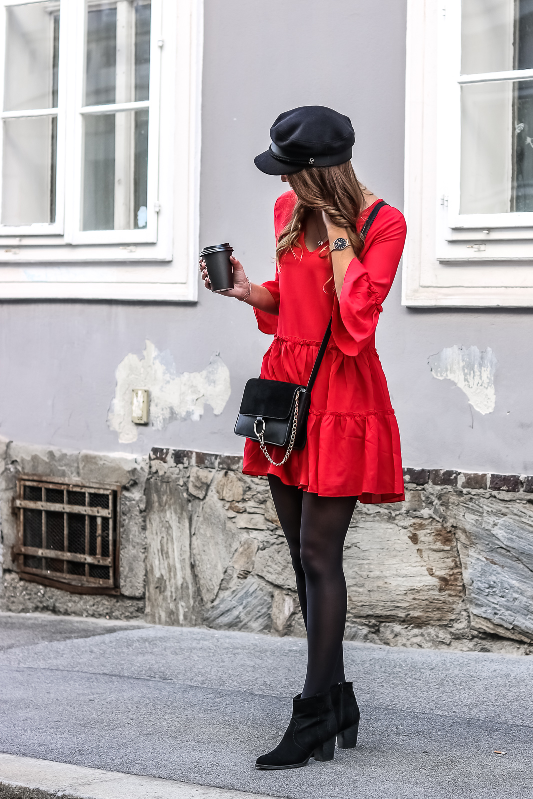 Rotes Kleid kombinieren - so gelingt dir ein stylischer Look - so kombinierst du dein rotes Kleid am besten - Rotes Kleid mit Schwarz kombinieren - Outfit Kombi mit rotem Kleid - Das Rote Kleid kombinieren - Fashionladyloves by Tamara Wagner Fashion Blog