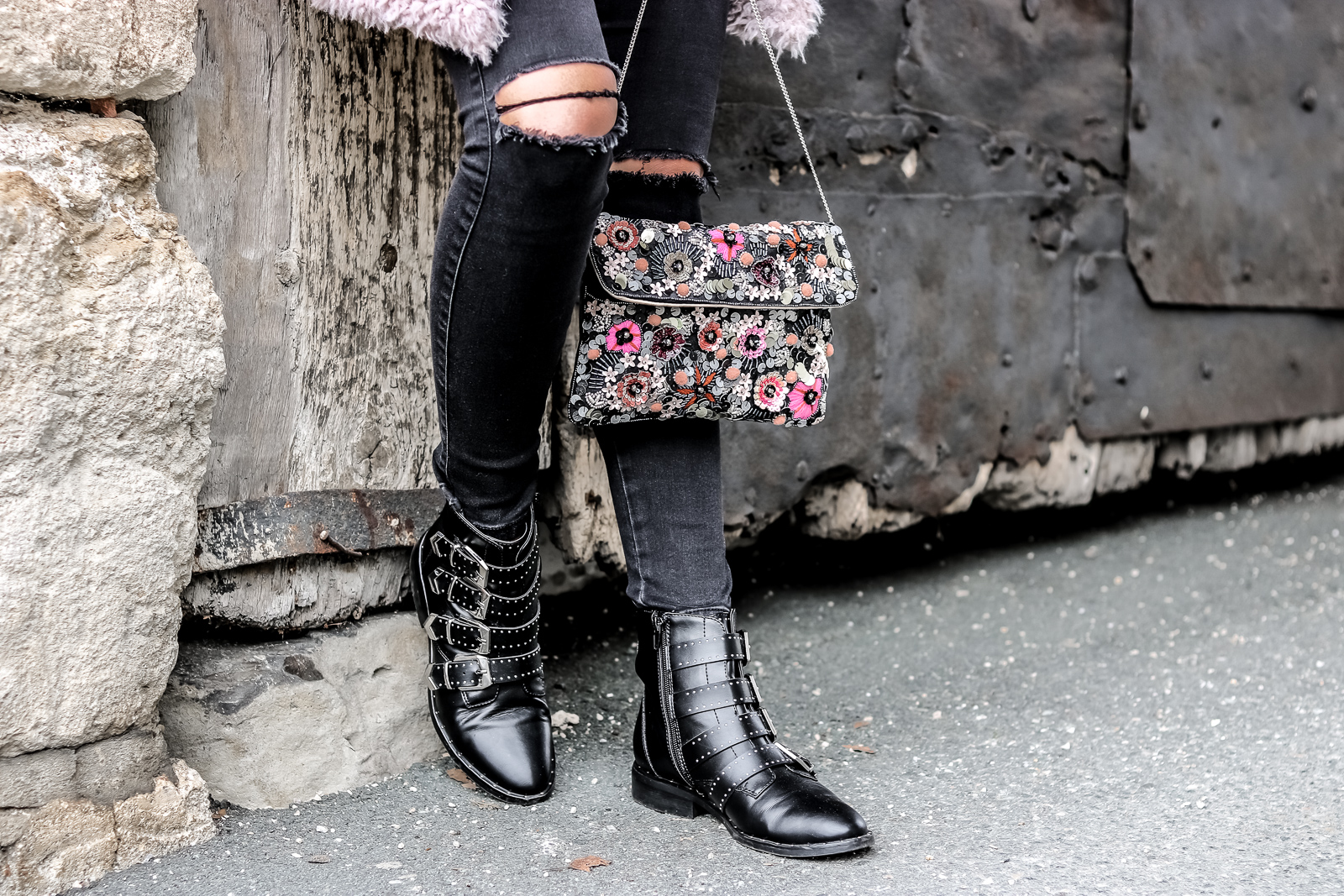 Outfit-Ideen und Styling-Tipps mit Biker Boots - Biker Boots mit Nieten und Schnallen kombinieren - verschiedene Outfits mit Biker Boots - der Der Biker Boots Trend - Boots kombinieren - Fashionladyloves by Tamara Wagner - Modeblog - Fashion Blog