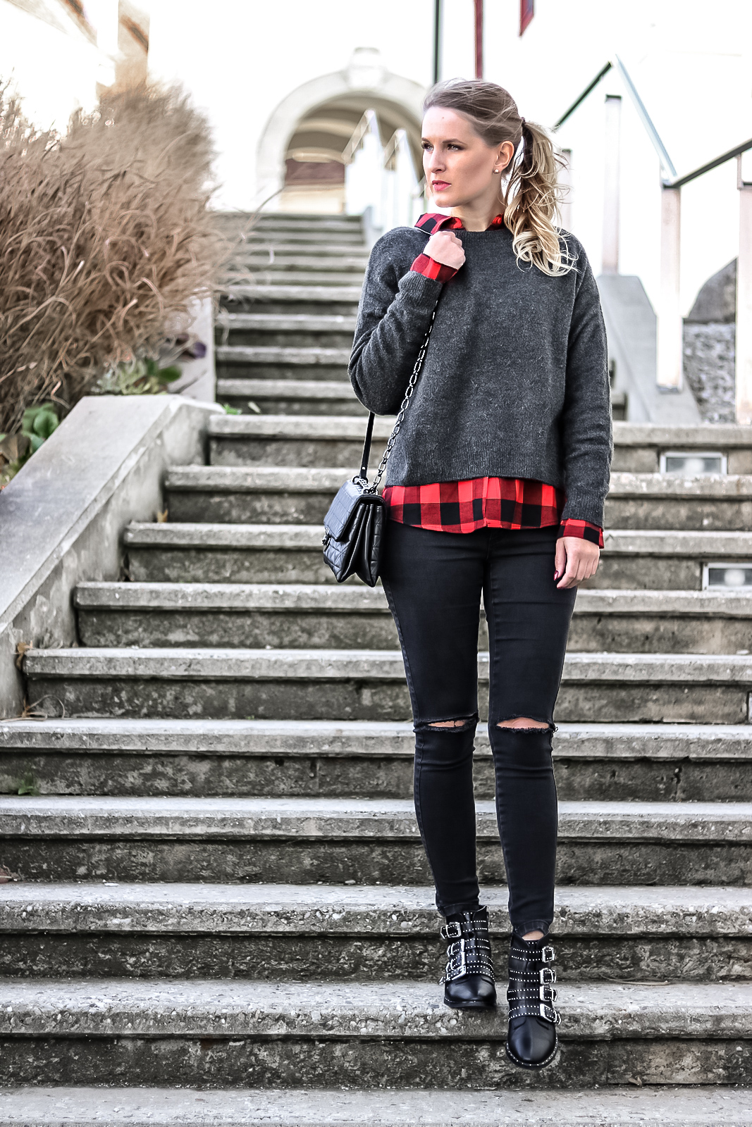 Outfit-Ideen und Styling-Tipps mit Biker Boots - Biker Boots mit Nieten und Schnallen kombinieren - verschiedene Outfits mit Biker Boots - der Der Biker Boots Trend - Boots kombinieren - Fashionladyloves by Tamara Wagner - Modeblog - Fashion Blog