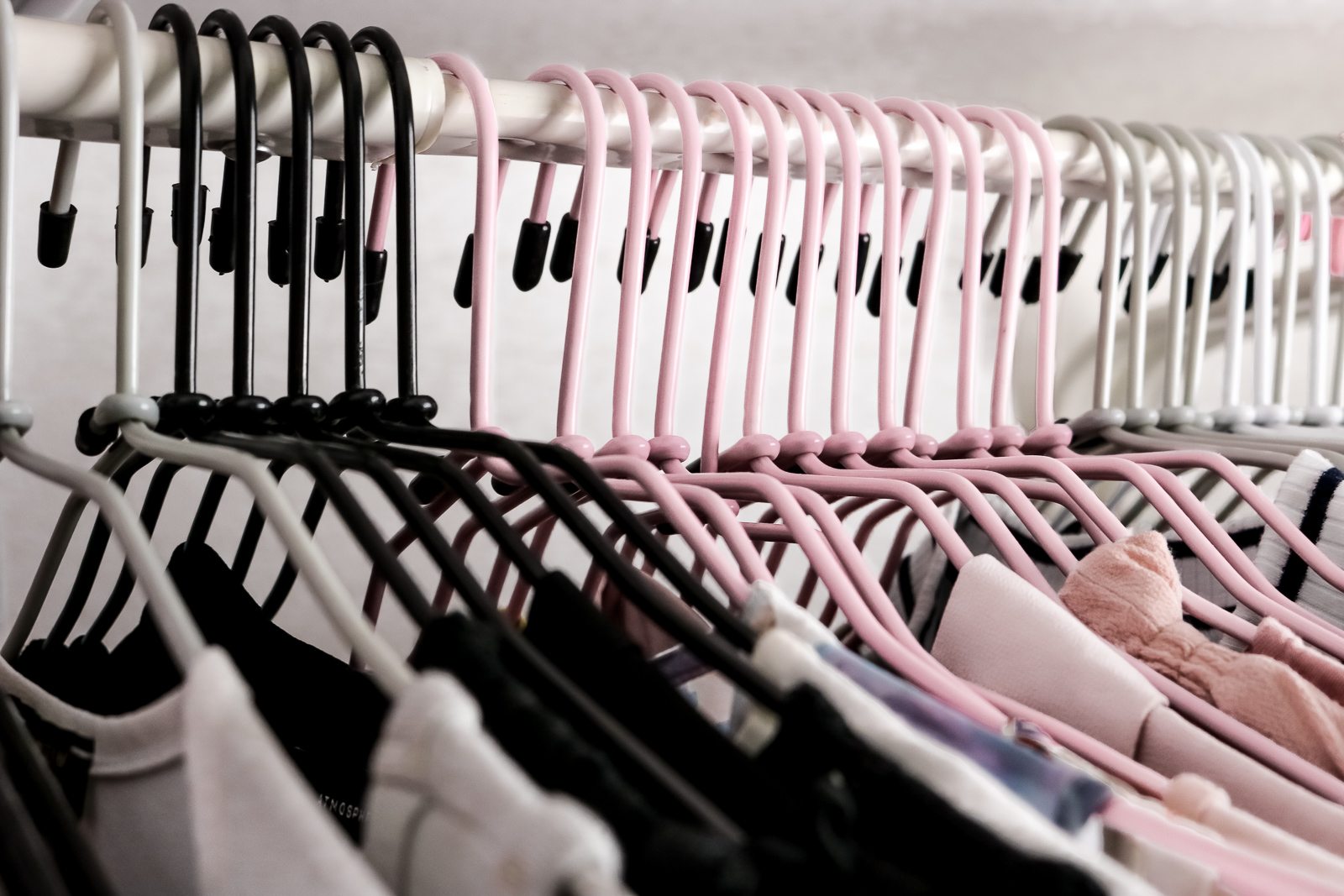 8 Tipps für mehr Ordnung im Kleiderschrank - Kleiderschrank aufräumen - Tipps und Tricks - Kleiderschrank Hacks - Kleiderschrank sortieren - mehr Platz im Kleiderschrank - der perfekte Kleiderschrank - Alltagstipps - Life Hacks - Fashionladyloves by Tamara Wagner - Lifestyle Blog