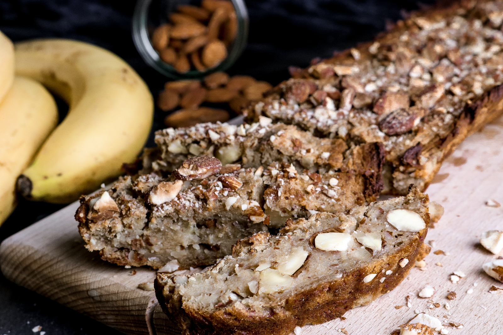 Veganes Bananenbrot - einfach und gesund - schnellstes Bananenbrot mit wenigen Zutaten - schnelles Rezept - Bananenbrot einfach zubereiten - Bananenbrot ohne Mehl und Eier - gesundes Rezept - Fashionladyloves by Tamara Wagner - Lifestyle Blog