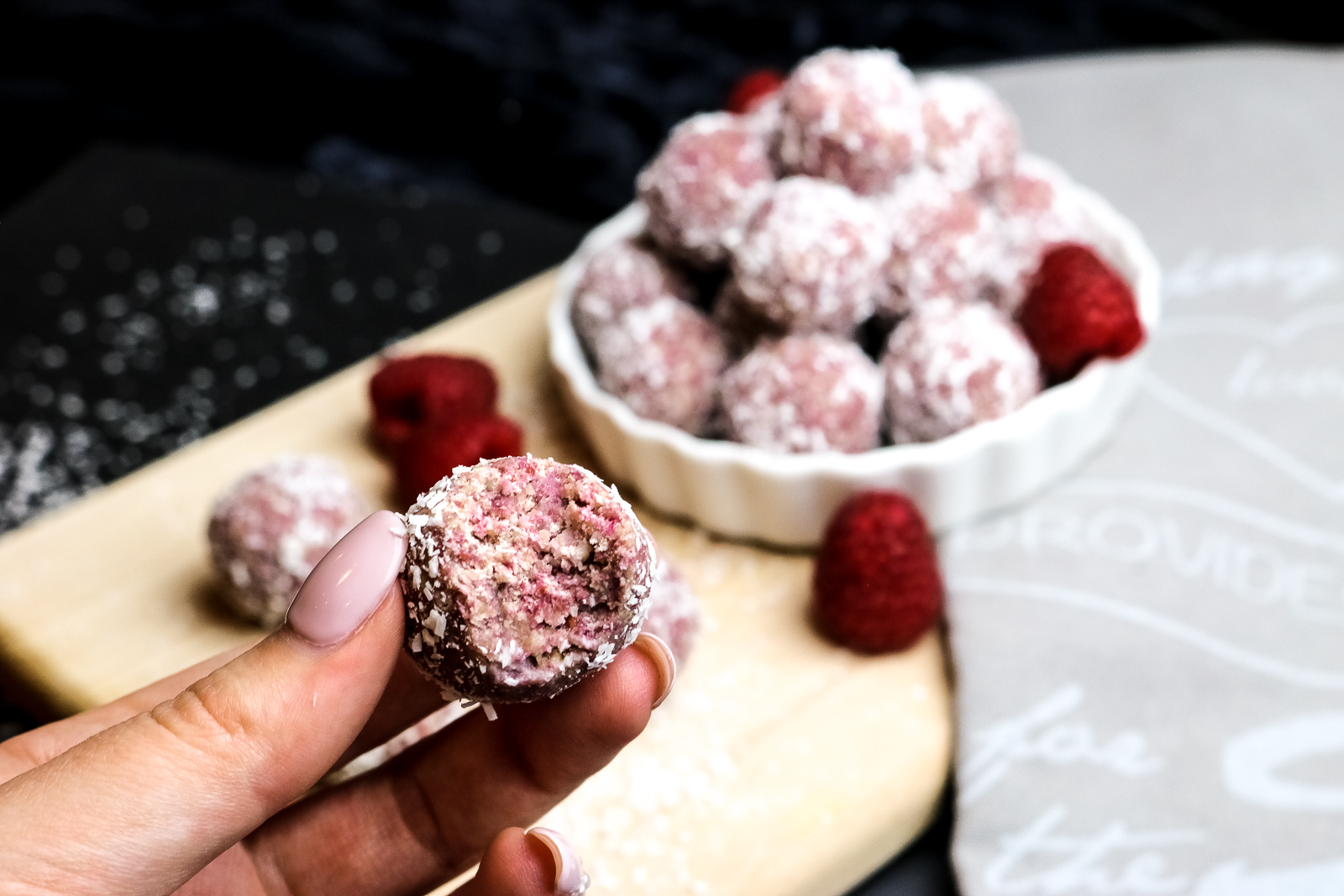 Kokos Energy Balls - gesund naschen - gesunde Leckerei ohne backen - einfache und schnelle Zubereitung - Dessert - Snack für zwischendurch - Energiekick für zwischendurch - gesunder Snack - Fashionladyloves by Tamara Wagner