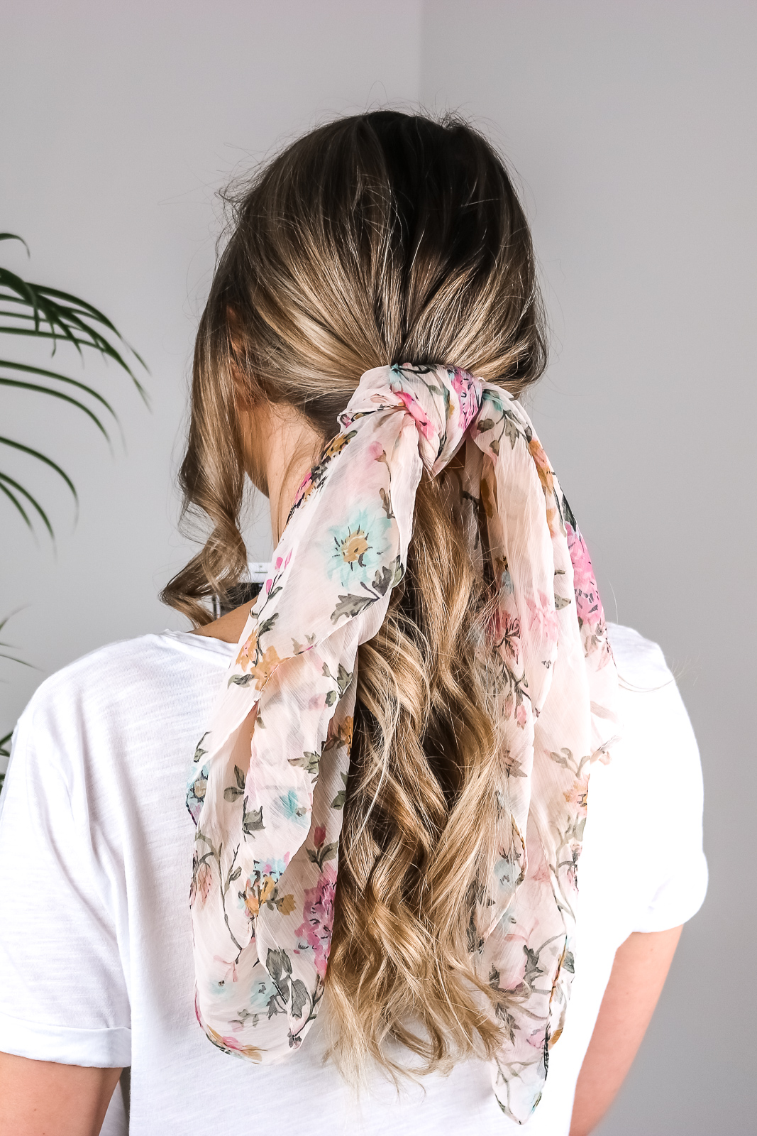 Tuch im Haar – 5 Möglichkeiten wie du den Trend einfach stylen kannst - Haarstyling - Tücher ins Haar binden - Hairstyle - Frisur für den Frühling und Sommer - einfache Frisur - schnelle Frisur für lange Haare - Fashionladyloves by Tamara