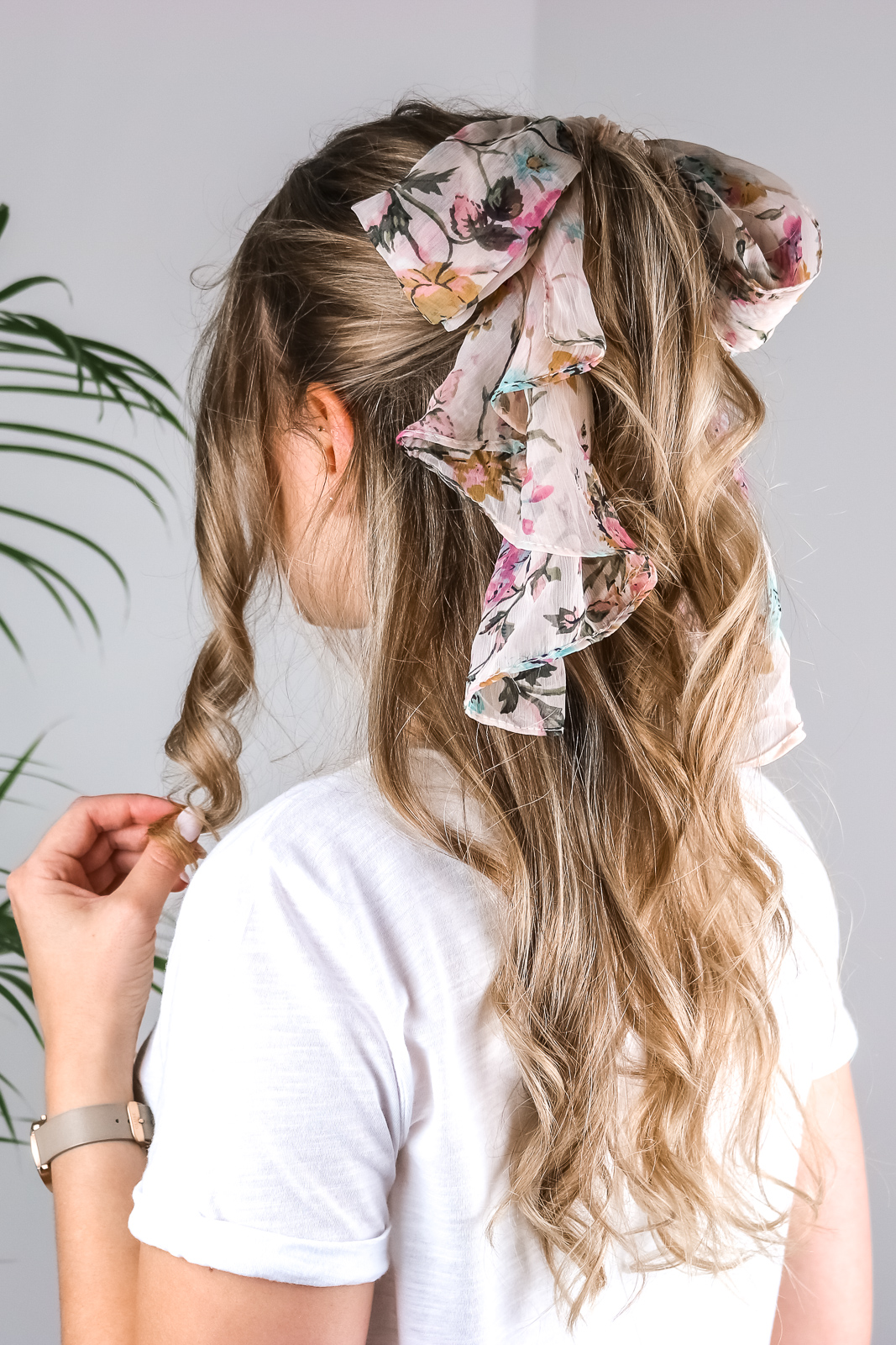 Tuch im Haar – 5 Möglichkeiten wie du den Trend einfach stylen kannst - Haarstyling - Tücher ins Haar binden - Hairstyle - Frisur für den Frühling und Sommer - einfache Frisur - schnelle Frisur für lange Haare - Fashionladyloves by Tamara