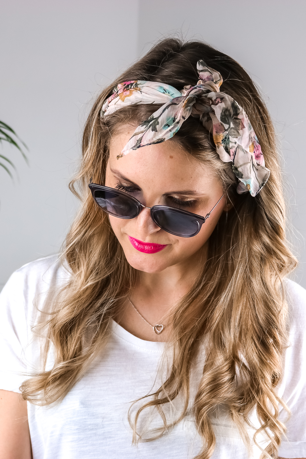 Tuch im Haar – 5 Möglichkeiten wie du den Trend einfach stylen kannst - Haarstyling - Tücher ins Haar binden - Hairstyle - Frisur für den Frühling und Sommer - einfache Frisur - schnelle Frisur für lange Haare - Fashionladyloves by Tamara