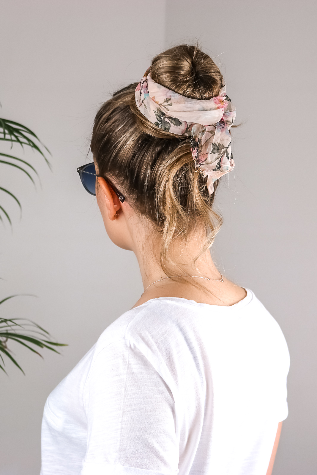 Tuch im Haar – 5 Möglichkeiten wie du den Trend einfach stylen kannst - Haarstyling - Tücher ins Haar binden - Hairstyle - Frisur für den Frühling und Sommer - einfache Frisur - schnelle Frisur für lange Haare - Fashionladyloves by Tamara