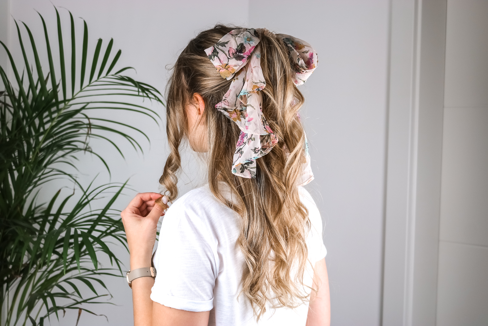 Tuch im Haar – 5 Möglichkeiten wie du den Trend einfach stylen kannst - Haarstyling - Tücher ins Haar binden - Hairstyle - Frisur für den Frühling und Sommer - einfache Frisur - schnelle Frisur für lange Haare - Fashionladyloves by Tamara