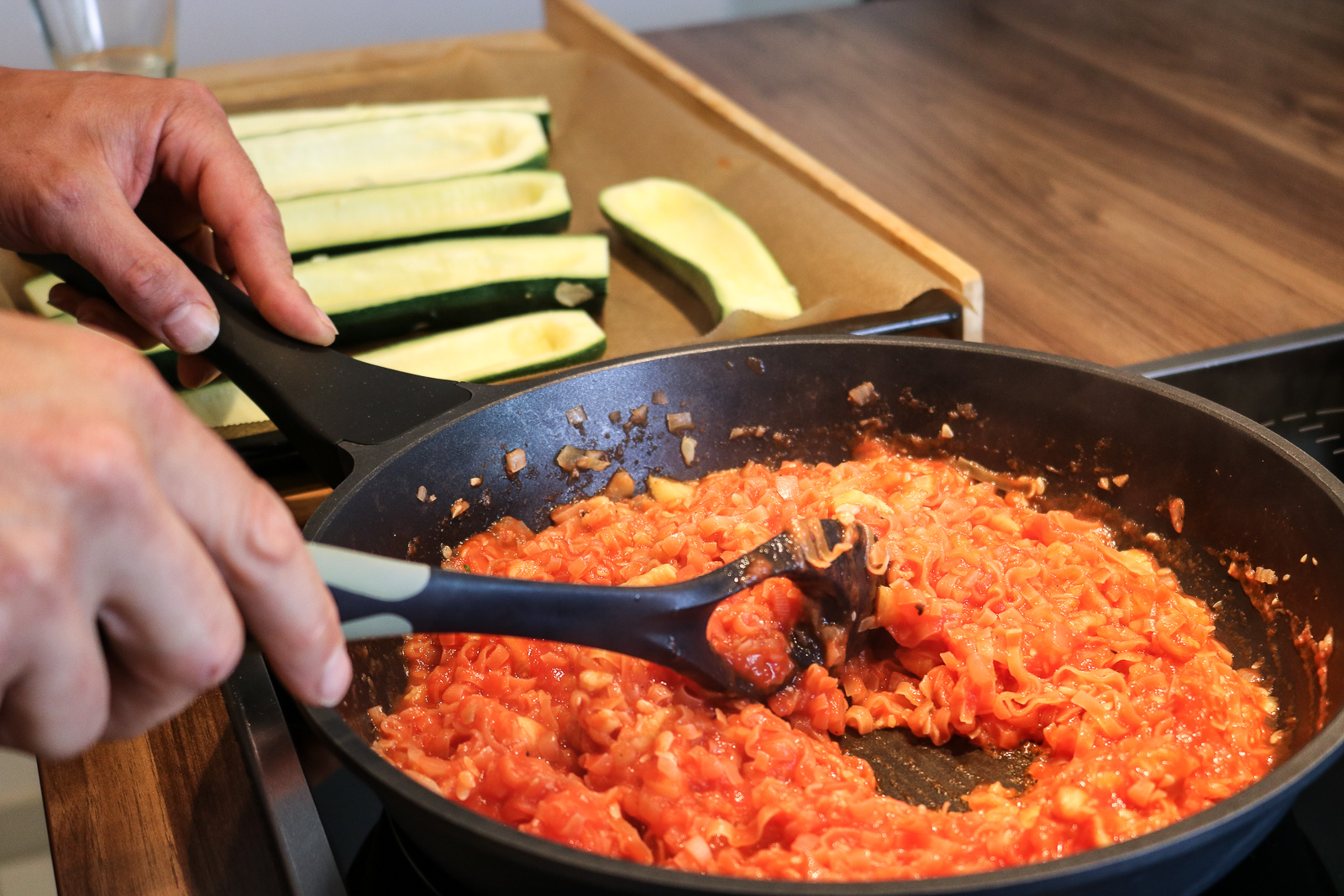 Gefüllte Zucchini - vegetarisch und schnell zubereitet- Zucchini gefüllt mit Tomatensauce und Wok Nudel - Rezept - vegetarisches Rezept - Fashionladyloves by Tamara Wagner - Food Blog