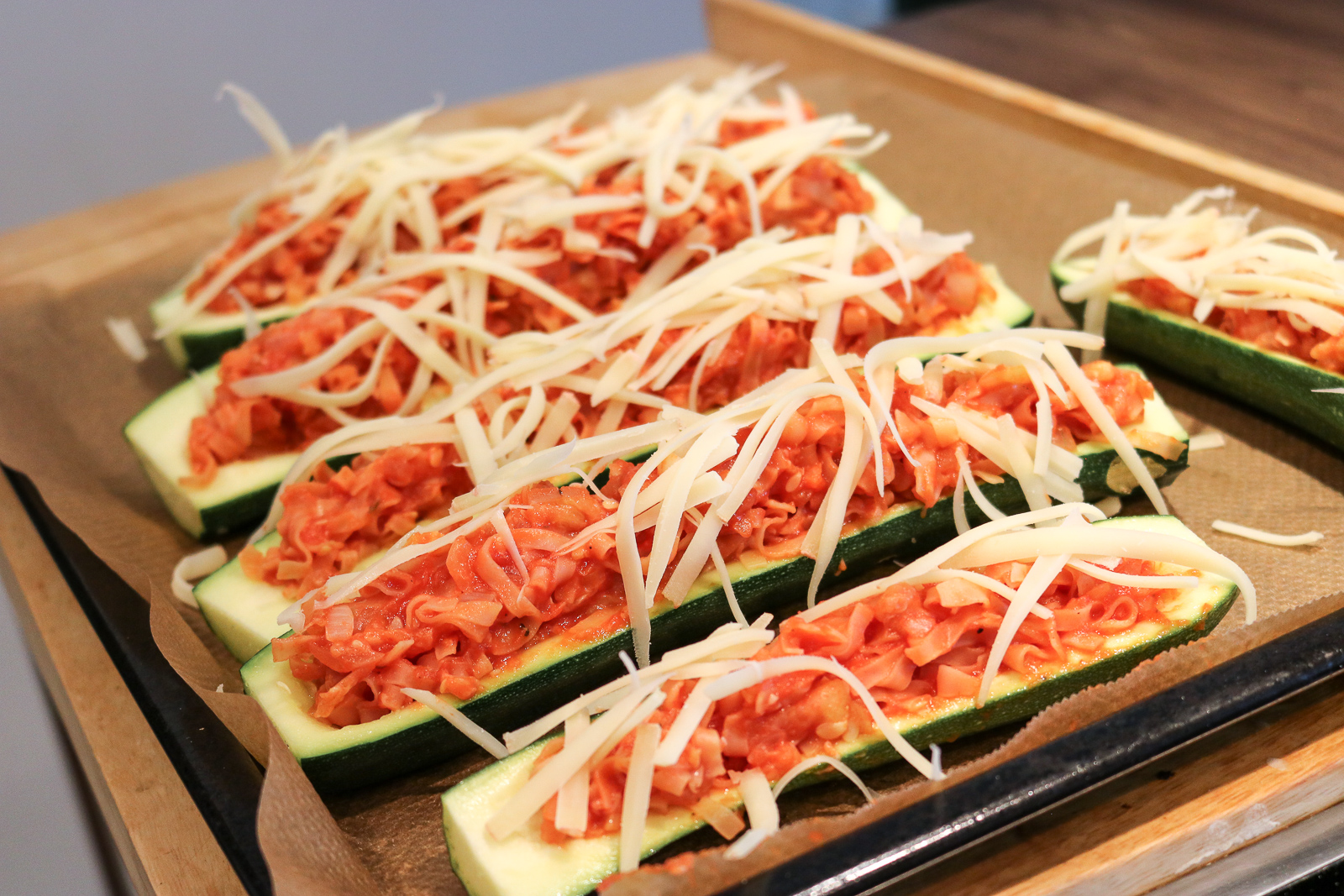 Gefüllte Zucchini - vegetarisch und schnell zubereitet- Zucchini gefüllt mit Tomatensauce und Wok Nudel - Rezept - vegetarisches Rezept - Fashionladyloves by Tamara Wagner - Food Blog