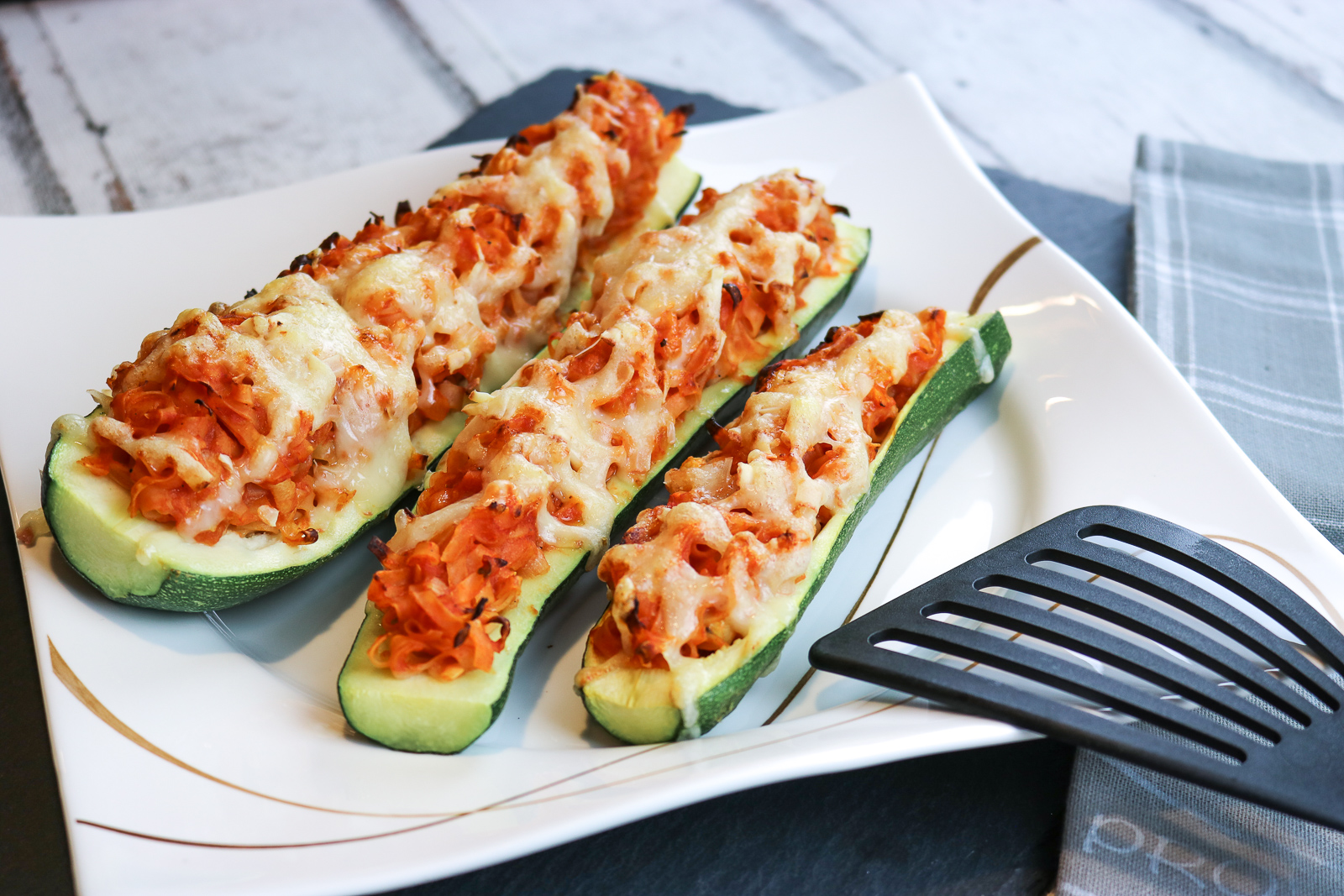 Gefüllte Zucchini - vegetarisch und schnell zubereitet- Zucchini gefüllt mit Tomatensauce und Wok Nudel - Rezept - vegetarisches Rezept - Fashionladyloves by Tamara Wagner - Food Blog