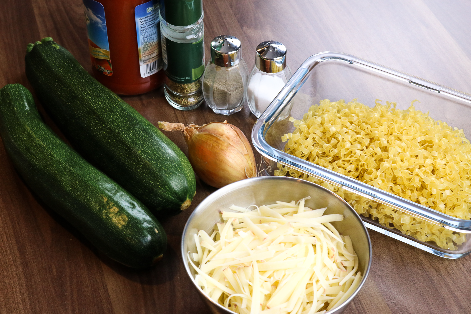 Gefüllte Zucchini - vegetarisch und schnell zubereitet- Zucchini gefüllt mit Tomatensauce und Wok Nudel - Rezept - vegetarisches Rezept - Fashionladyloves by Tamara Wagner - Food Blog
