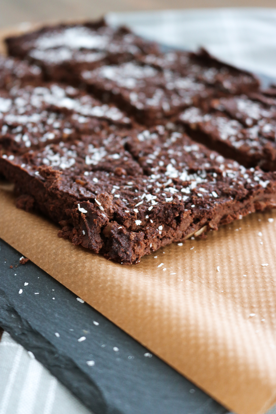 Vegane Brownies - die besten veganen Brownies - Brownie Rezept vegan und gesund - gesunder Snack - gesunde Brownies - Brownies mit wenig Kalorien - Brownies ohne Zucker - die besten Brownies - Brownies Backen - einfache Brownies vegan - Fashionladyloves by Tamara Wagner