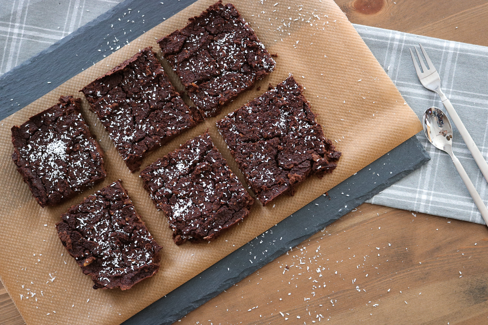 Vegane Brownies - die besten veganen Brownies - Brownie Rezept vegan und gesund - gesunder Snack - gesunde Brownies - Brownies mit wenig Kalorien - Brownies ohne Zucker - die besten Brownies - Brownies Backen - einfache Brownies vegan - Fashionladyloves by Tamara Wagner