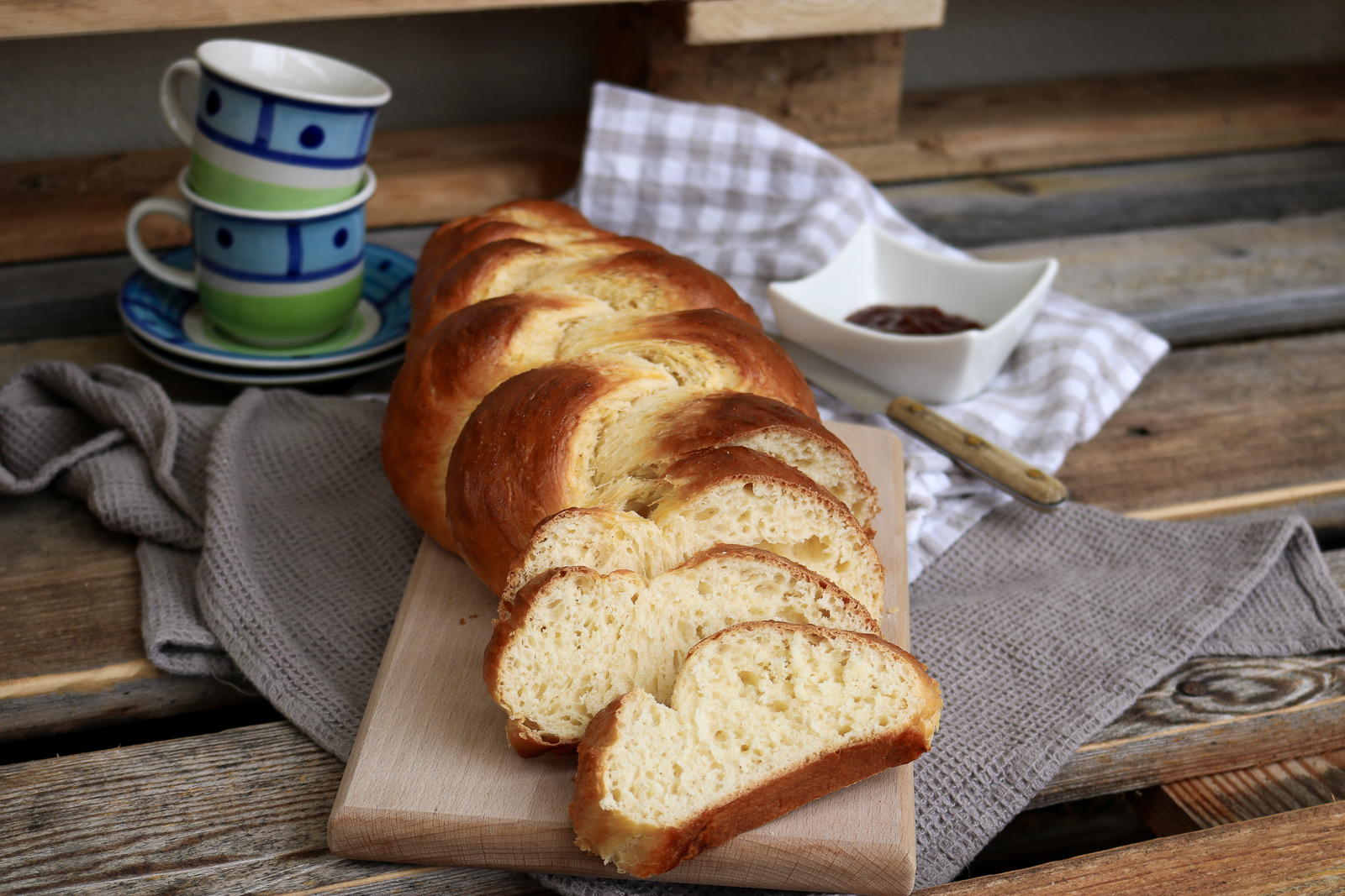 Striezel aus Germteig - Hefezopf backen - einfach zubereitet - einfaches und schnelles Germteig Rezept - Hefezopf Rezept - Allerheiligenstriezel - Germteig Striezel Rezept - Fashionladyloves by Tamara Wagner - Food Blogger