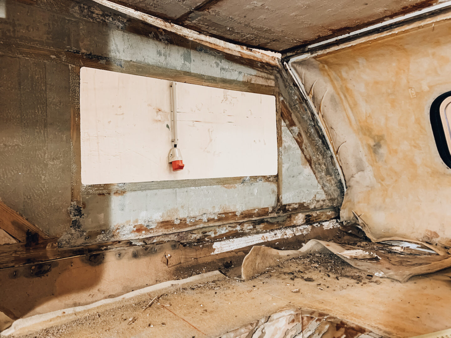Wohnmobil Makeover - Altes Wohnmobil restaurieren - Womo Reparatur - Vintage Campervan Makeover - aus Alt mach Neu - Camper Renovierung - Camper Restaurierung - Wohnmobil abdichten - Wohnmobil Wasserschaden - Fashionladyloves by Tamara Wagner
