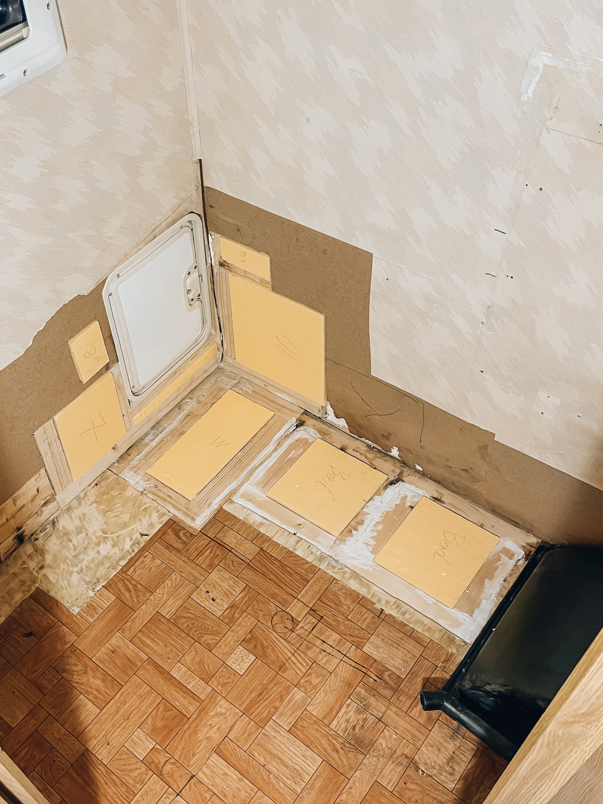 Wohnmobil Makeover - Altes Wohnmobil restaurieren - Womo Reparatur - Vintage Campervan Makeover - aus Alt mach Neu - Camper Renovierung - Camper Restaurierung - Wohnmobil abdichten - Wohnmobil Wasserschaden - Fashionladyloves by Tamara Wagner