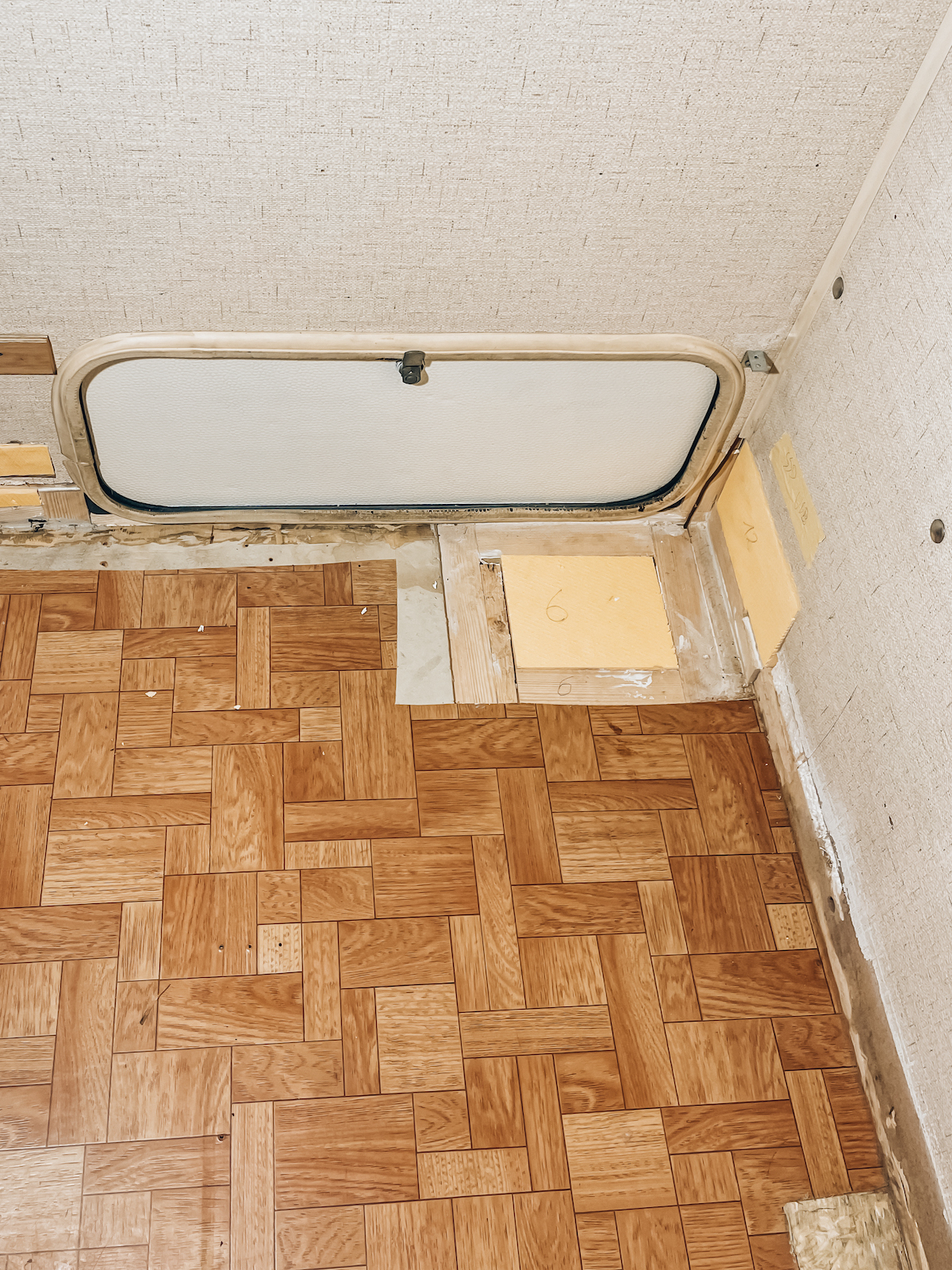 Wohnmobil Makeover - Altes Wohnmobil restaurieren - Womo Reparatur - Vintage Campervan Makeover - aus Alt mach Neu - Camper Renovierung - Camper Restaurierung - Wohnmobil abdichten - Wohnmobil Wasserschaden - Fashionladyloves by Tamara Wagner