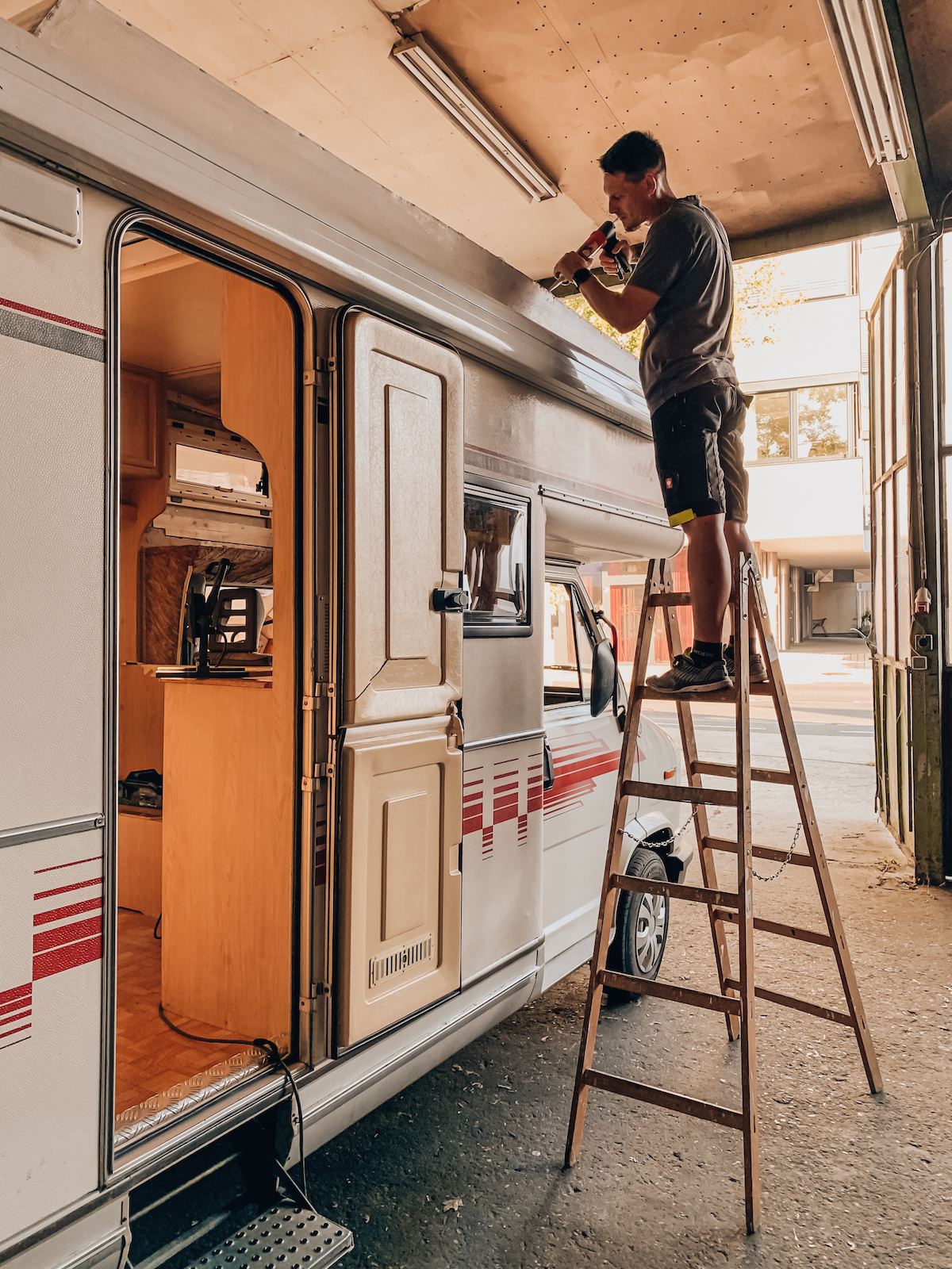 Wohnmobil Makeover - Altes Wohnmobil restaurieren - Womo Reparatur - Vintage Campervan Makeover - aus Alt mach Neu - Camper Renovierung - Camper Restaurierung - Wohnmobil abdichten - Wohnmobil Wasserschaden - Fashionladyloves by Tamara Wagner