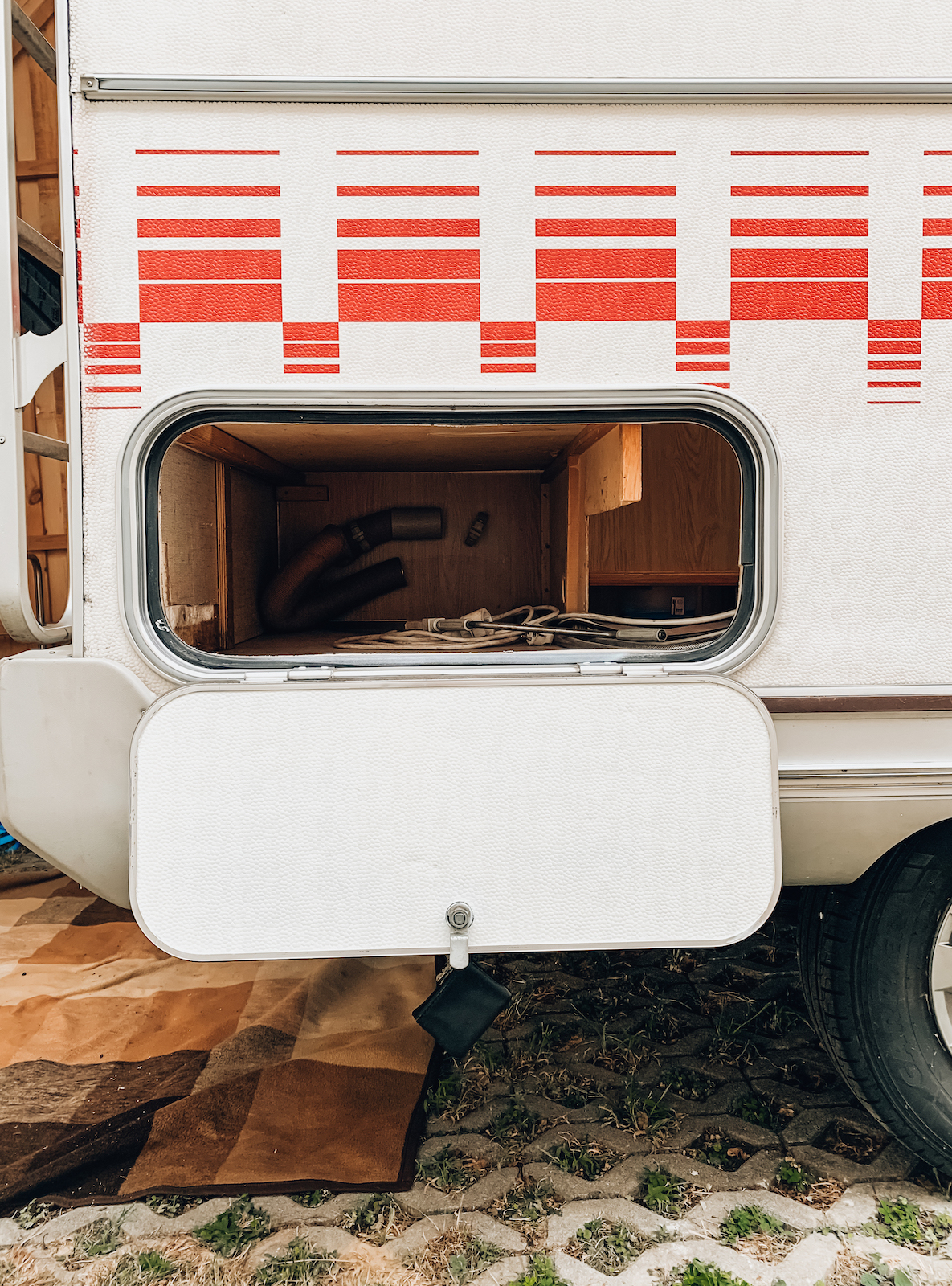 Wohnmobil Makeover - Altes Wohnmobil restaurieren - Womo Reparatur - Vintage Campervan Makeover - aus Alt mach Neu - Camper Renovierung - Camper Restaurierung - Wohnmobil abdichten - Wohnmobil Wasserschaden - Fashionladyloves by Tamara Wagner