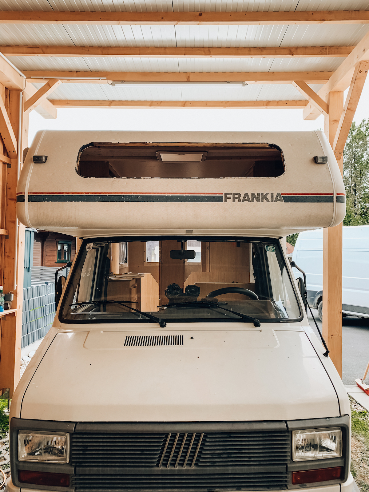 Wohnmobil Makeover - Altes Wohnmobil restaurieren - Womo Reparatur - Vintage Campervan Makeover - aus Alt mach Neu - Camper Renovierung - Camper Restaurierung - Wohnmobil abdichten - Wohnmobil Wasserschaden - Fashionladyloves by Tamara Wagner