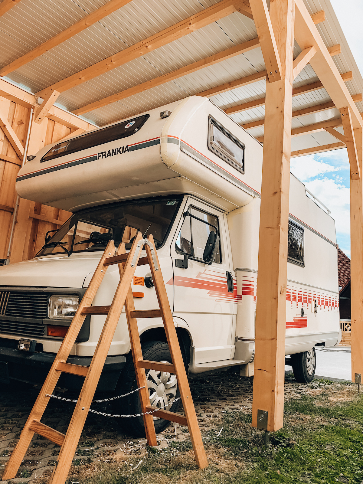 Wohnmobil Makeover - Altes Wohnmobil restaurieren - Womo Reparatur - Vintage Campervan Makeover - aus Alt mach Neu - Camper Renovierung - Camper Restaurierung - Wohnmobil abdichten - Wohnmobil Wasserschaden - Fashionladyloves by Tamara Wagner