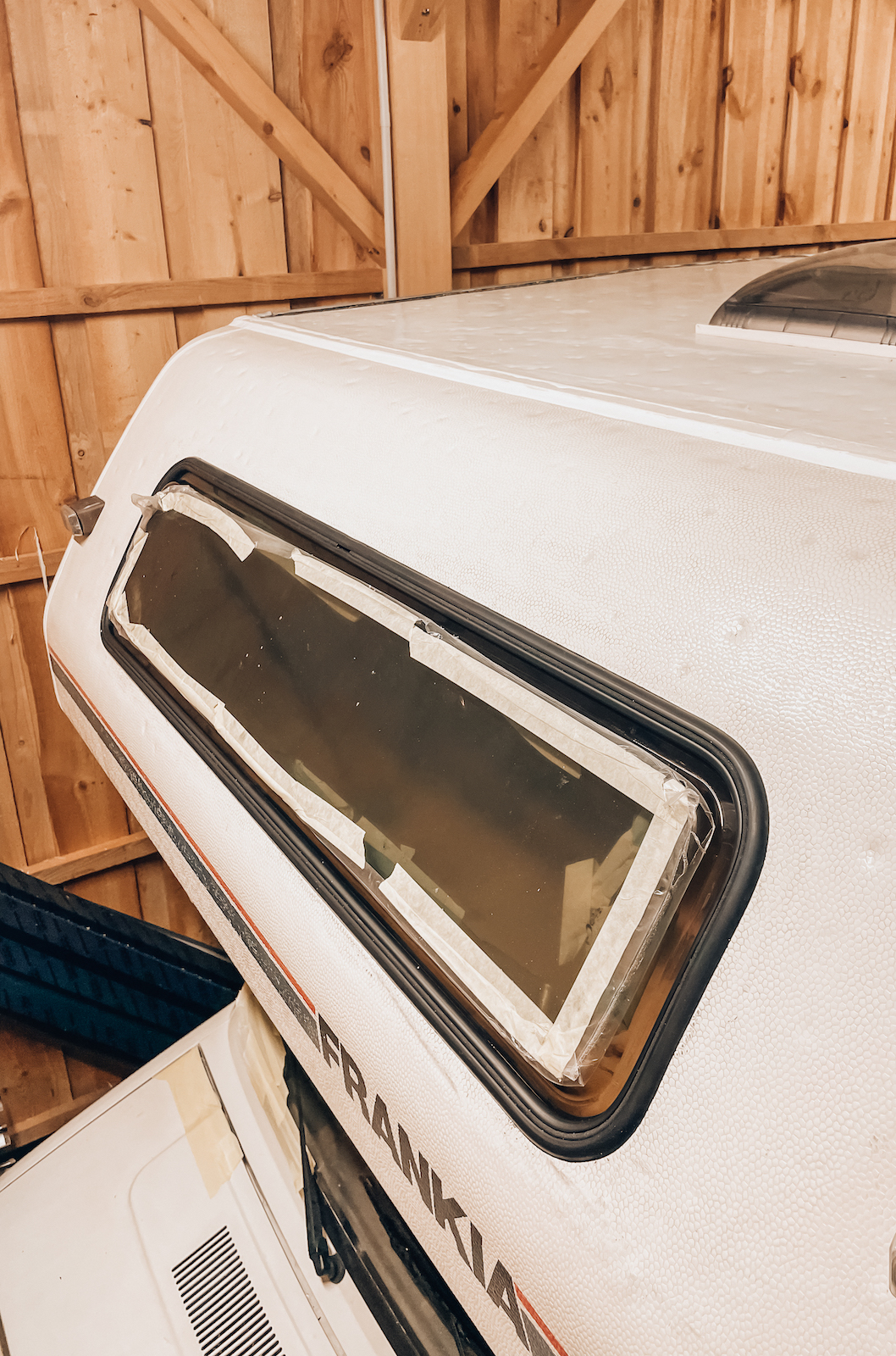Wohnmobil Makeover - Altes Wohnmobil restaurieren - Womo Reparatur - Vintage Campervan Makeover - aus Alt mach Neu - Camper Renovierung - Camper Restaurierung - Wohnmobil abdichten - Wohnmobil Wasserschaden - Fashionladyloves by Tamara Wagner