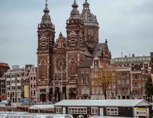 Entdecke Amsterdam bei einer Grachtenfahrt am Tag oder am Abend