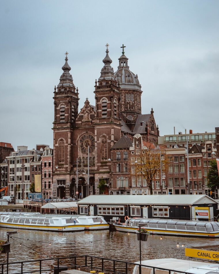 Entdecke Amsterdam bei einer Grachtenfahrt am Tag oder am Abend