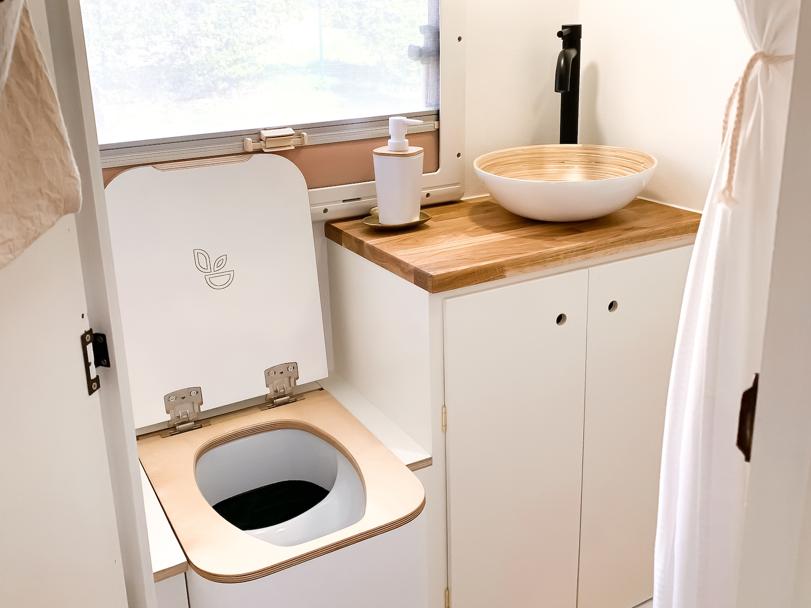 Wohnmobil Renovierung - Das Badezimmer - Wohnmobil Makeover - Camper Renovieren - Camper Umstyling - Womo - Wohnmobil Badezimmer - Boho Camper - Boho Badezimmer - Tiny House Badezimmer - Vorher/Nachher - Trockentrenntoilette - Trelino Gutscheincode - Trelino Code - Camper WC - Fashionladyloves by Tamara Wagner