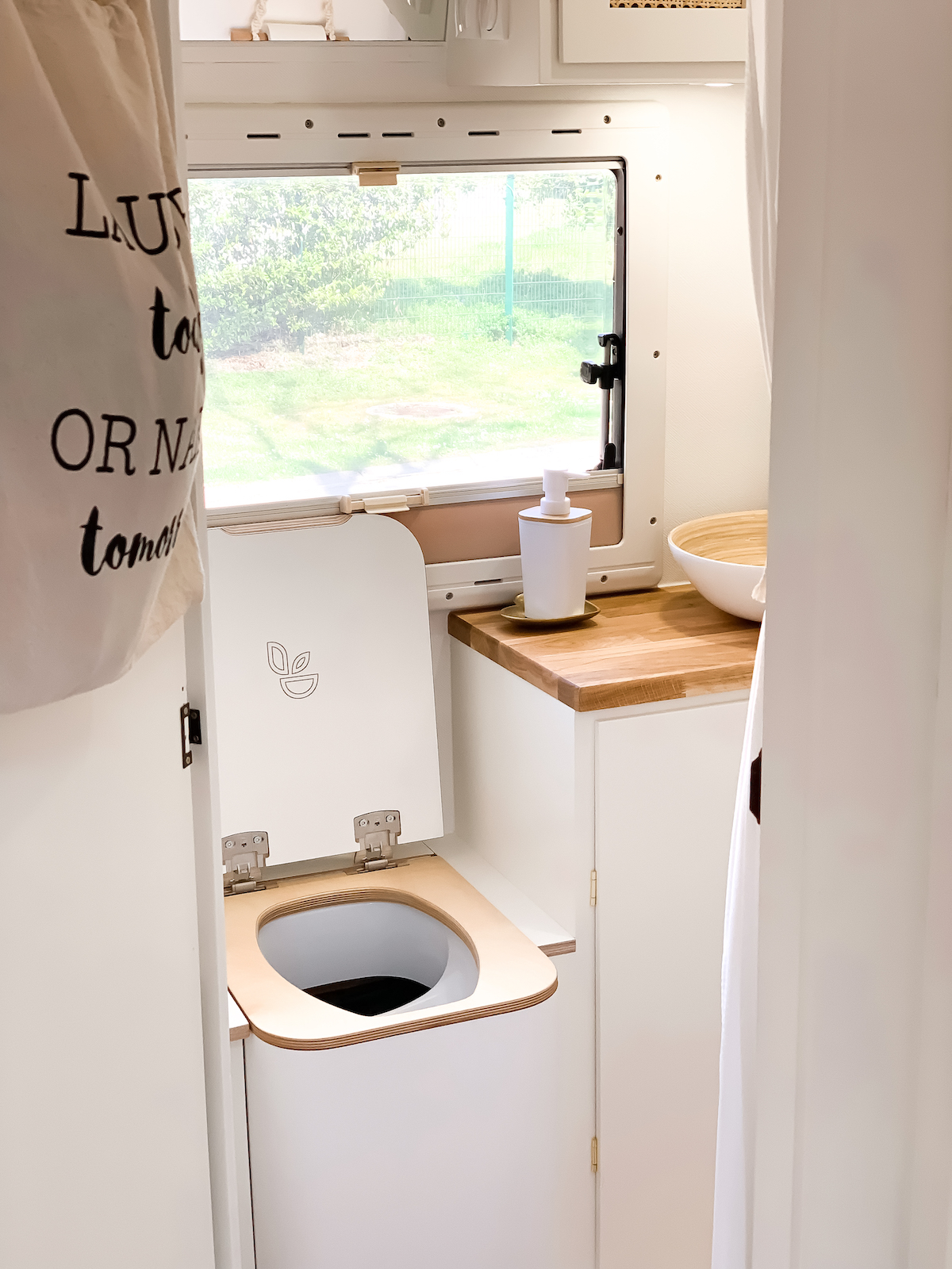 Wohnmobil Renovierung - Das Badezimmer - Wohnmobil Makeover - Camper Renovieren - Camper Umstyling - Womo - Wohnmobil Badezimmer - Boho Camper - Boho Badezimmer - Tiny House Badezimmer - Vorher/Nachher - Trockentrenntoilette - Trelino Gutscheincode - Trelino Code - Camper WC - Fashionladyloves by Tamara Wagner