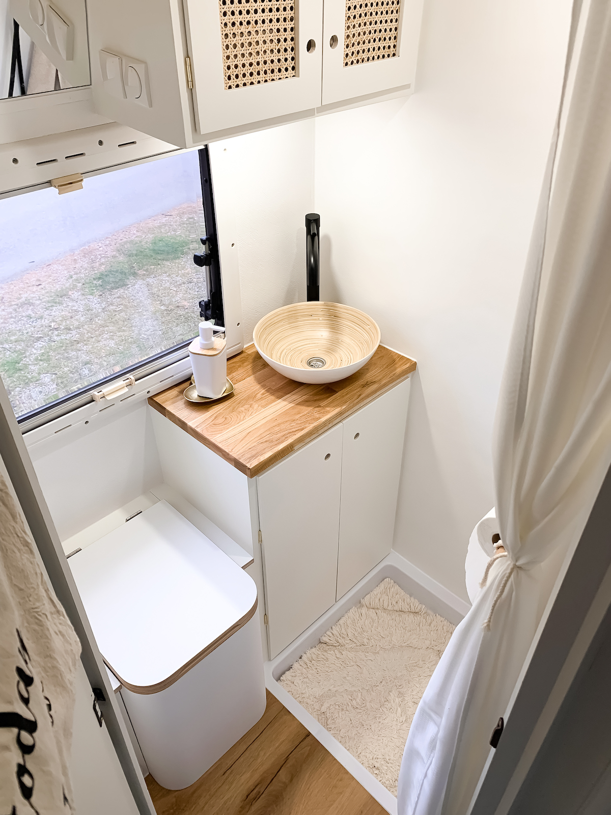 Wohnmobil Renovierung - Das Badezimmer - Wohnmobil Makeover - Camper Renovieren - Camper Umstyling - Womo - Wohnmobil Badezimmer - Boho Camper - Boho Badezimmer - Tiny House Badezimmer - Vorher/Nachher - Trockentrenntoilette - Trelino Gutscheincode - Trelino Code - Camper WC - Fashionladyloves by Tamara Wagner